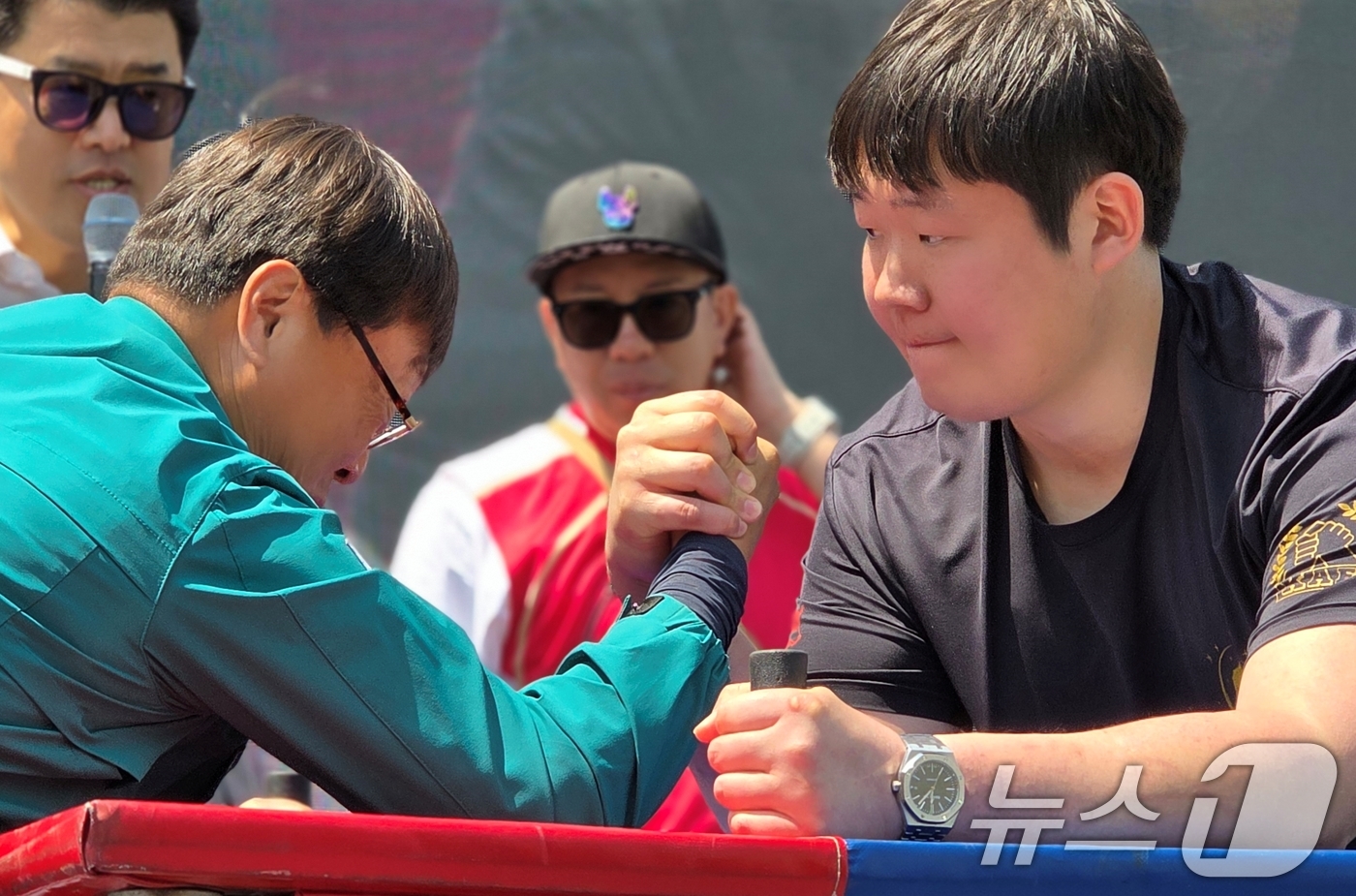 (구미=뉴스1) 정우용 기자 = 26일 구미 낙동강체육공원에서 열린 LG여성배구대회에서 남자 팔씨름대회에 출전한 선수들이 경기를 하고 있다.구미 25개 읍·면·동 여성 배구팀들이 …