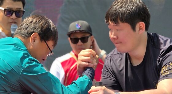 LG여성배구대회 남자 팔씨름 경기