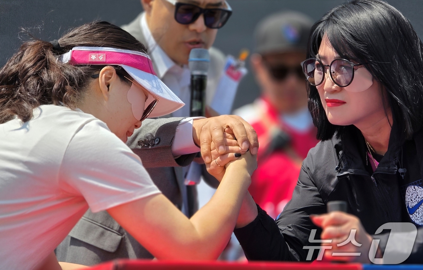 (구미=뉴스1) 정우용 기자 = 26일 구미 낙동강체육공원에서 열린 LG여성배구대회에서 여자 팔씨름대회에 출전한 선수들이 경기를 하고 있다.구미 25개 읍·면·동 여성 배구팀들이 …