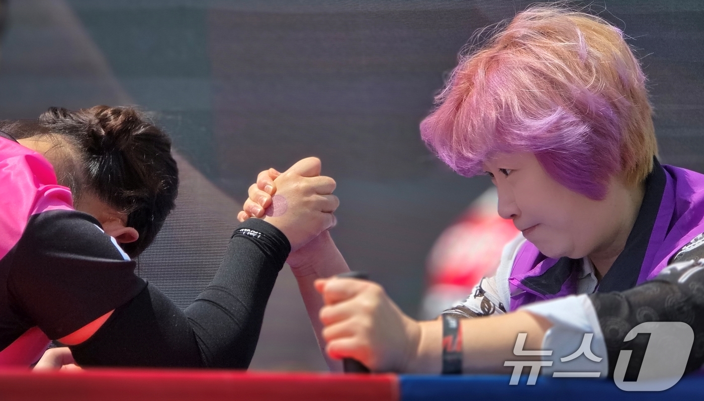 (구미=뉴스1) 정우용 기자 = 26일 구미 낙동강체육공원에서 열린 LG여성배구대회에서 여자 팔씨름대회에 출전한 선수들이 경기를 하고 있다.구미 25개 읍·면·동 여성 배구팀들이 …