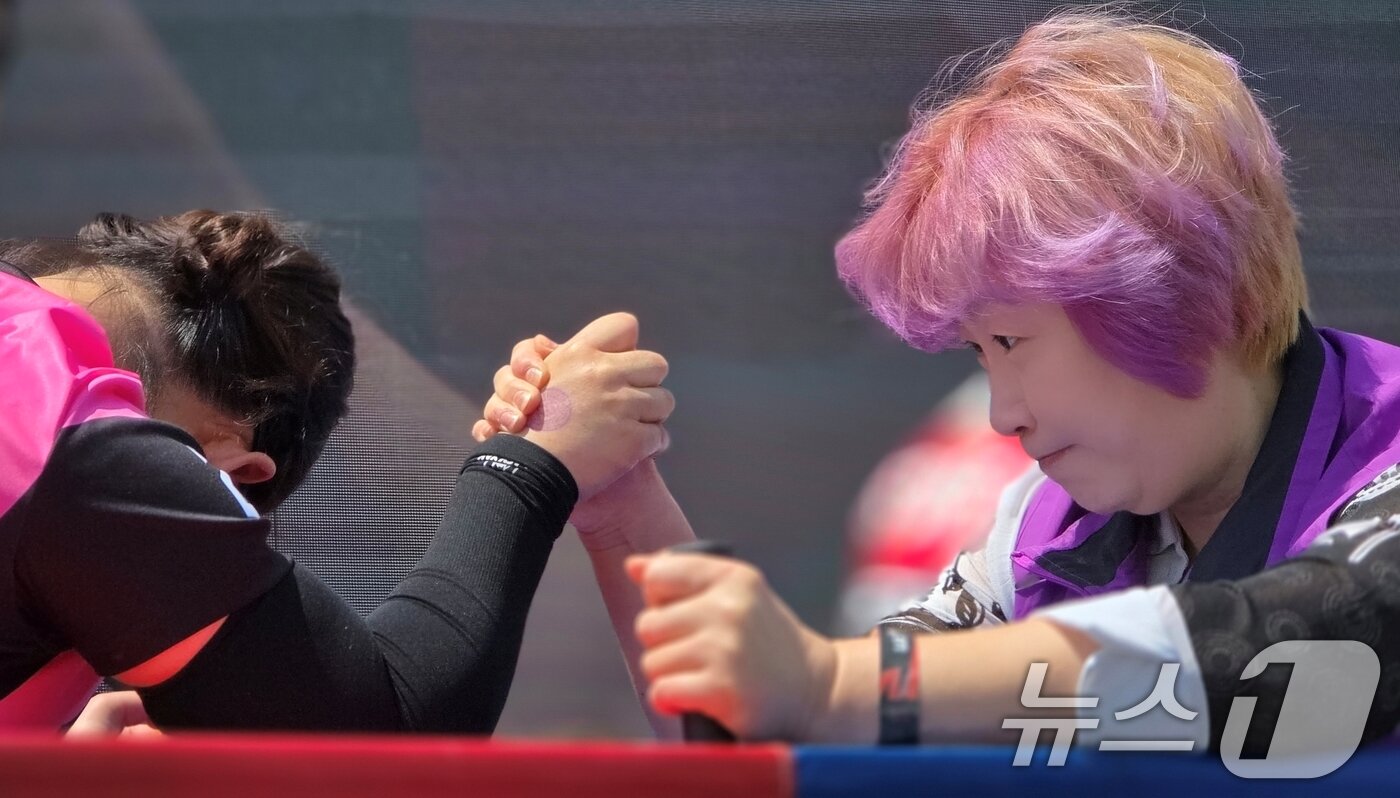 본문 이미지 - 26일 구미 낙동강체육공원에서 열린 LG여성배구대회에서 여자 팔씨름대회에 출전한 선수들이 경기를 하고 있다. ⓒ News1 정우용 기자