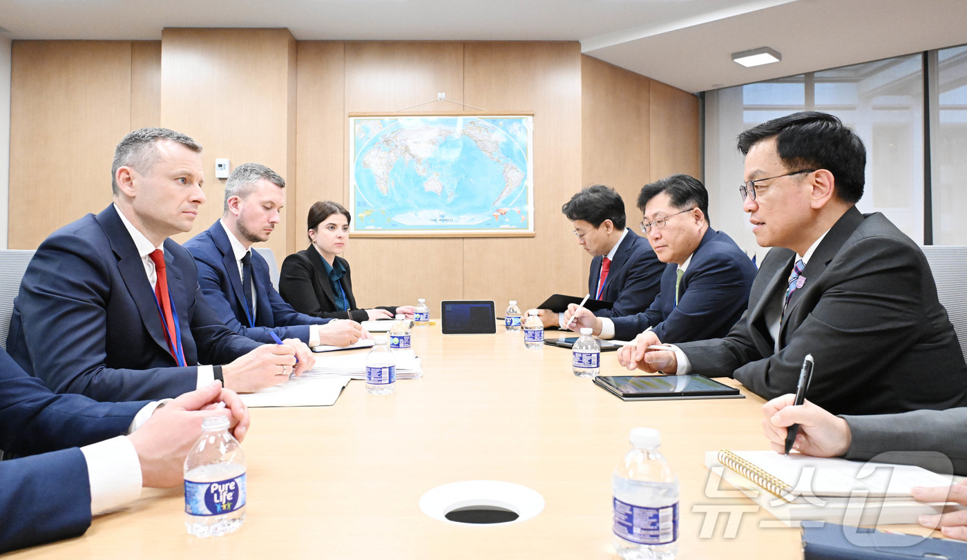 (서울=뉴스1) = 한-미 통상협의와 주요 20개국(G20) 재무장관회의 및 국제통화금융위원회 참석차 미국을 방문중인 최상목 경제부총리가 25일(현지시간) 국제통화기금(IMF)에서 …