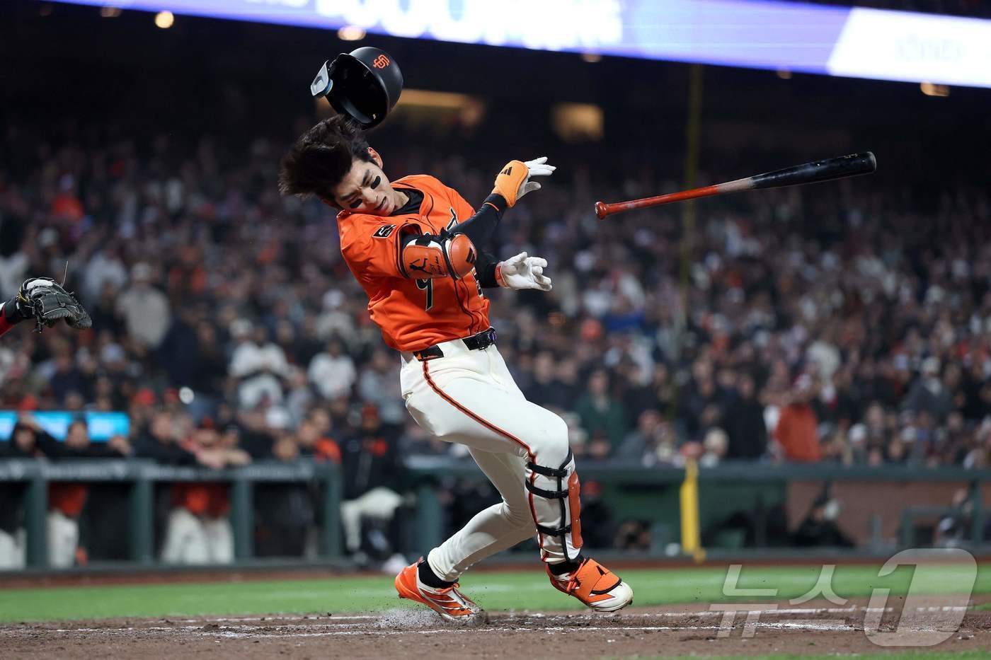 본문 이미지 - 이정후(27·샌프란시스코 자이언츠)가 26일(한국시간) 열린 텍사스 레인저스와의 경기에서 9회 몸쪽으로 붙는 공을 피하고 있다. ⓒ AFP=뉴스1