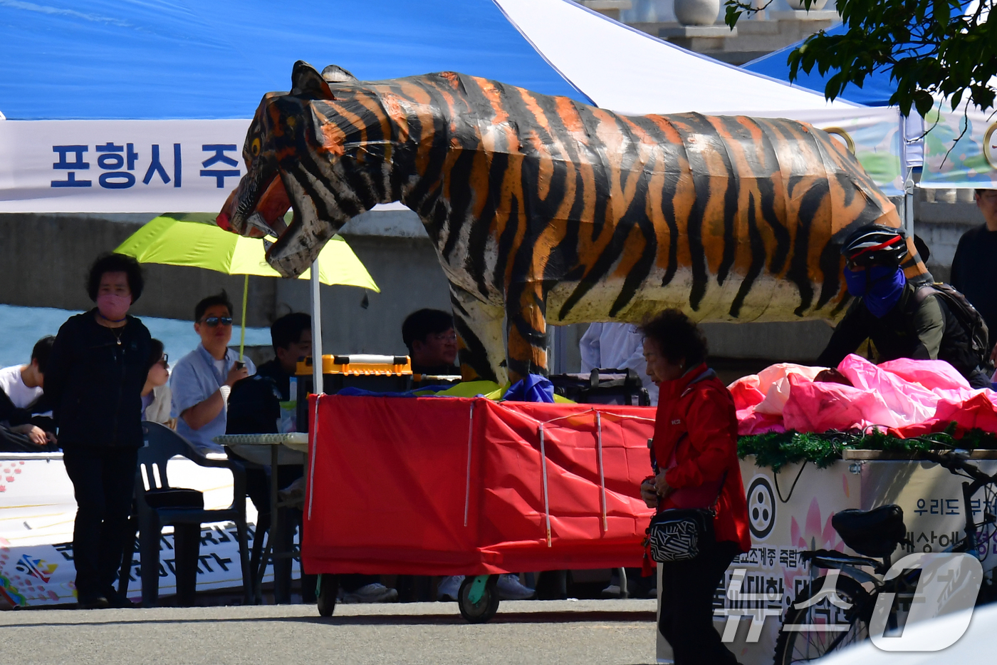 (포항=뉴스1) 최창호 기자 = 26일 오후 경북 포항시 북구 영일대해수욕장에서 포항불교사암연합회 관계자들이 불기 2569년 부처님오신날을 앞두고 열리는 연등행사에 선보일 장엄등을 …