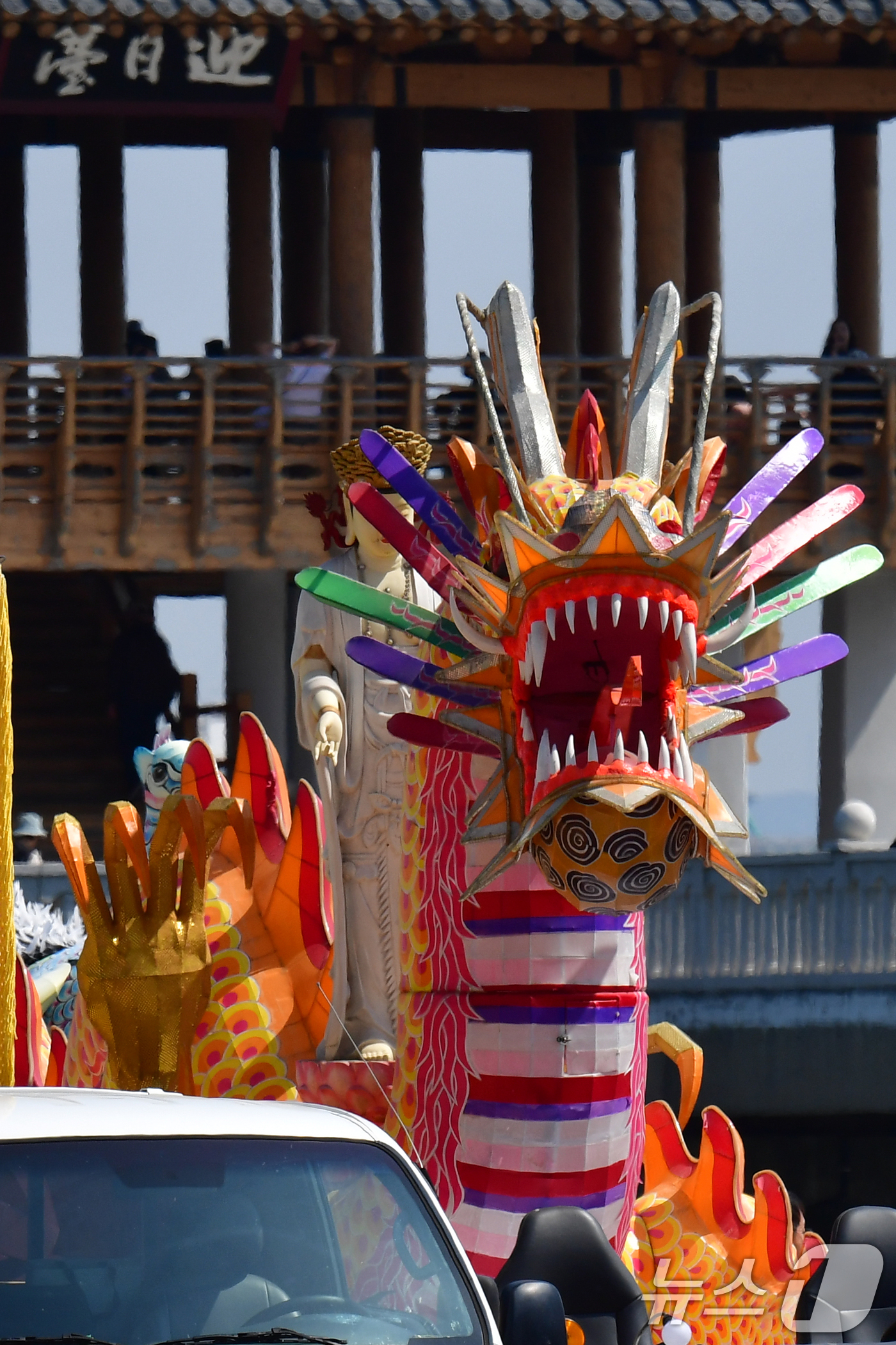 (포항=뉴스1) 최창호 기자 = 26일 오후 경북 포항시 북구 영일대해수욕장에서 포항불교사암연합회 관계자들이 불기 2569년 부처님오신날을 앞두고 열리는 연등행사에 선보일 장엄등을 …