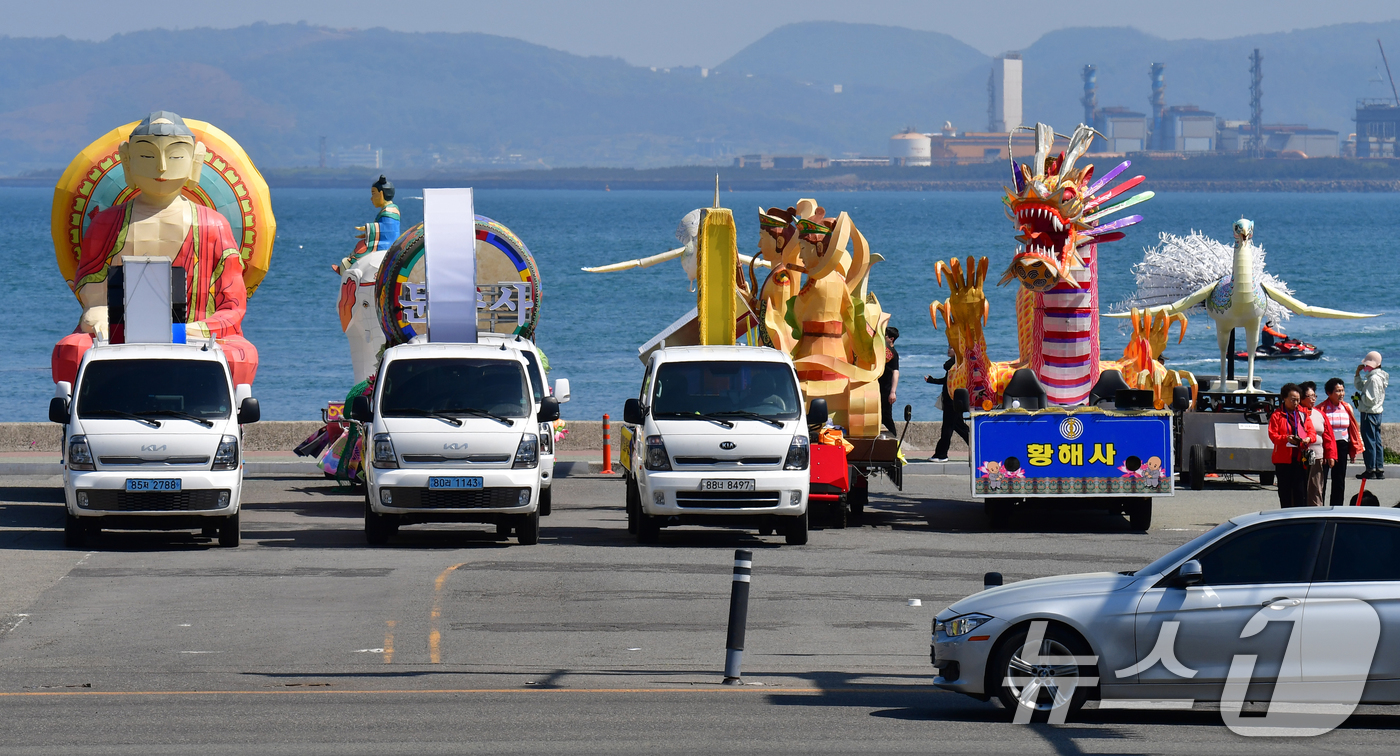 (포항=뉴스1) 최창호 기자 = 26일 오후 경북 포항시 북구 영일대해수욕장에서 포항불교사암연합회 관계자들이 불기 2569년 부처님오신날을 앞두고 열리는 연등행사에 선보일 장엄등을 …