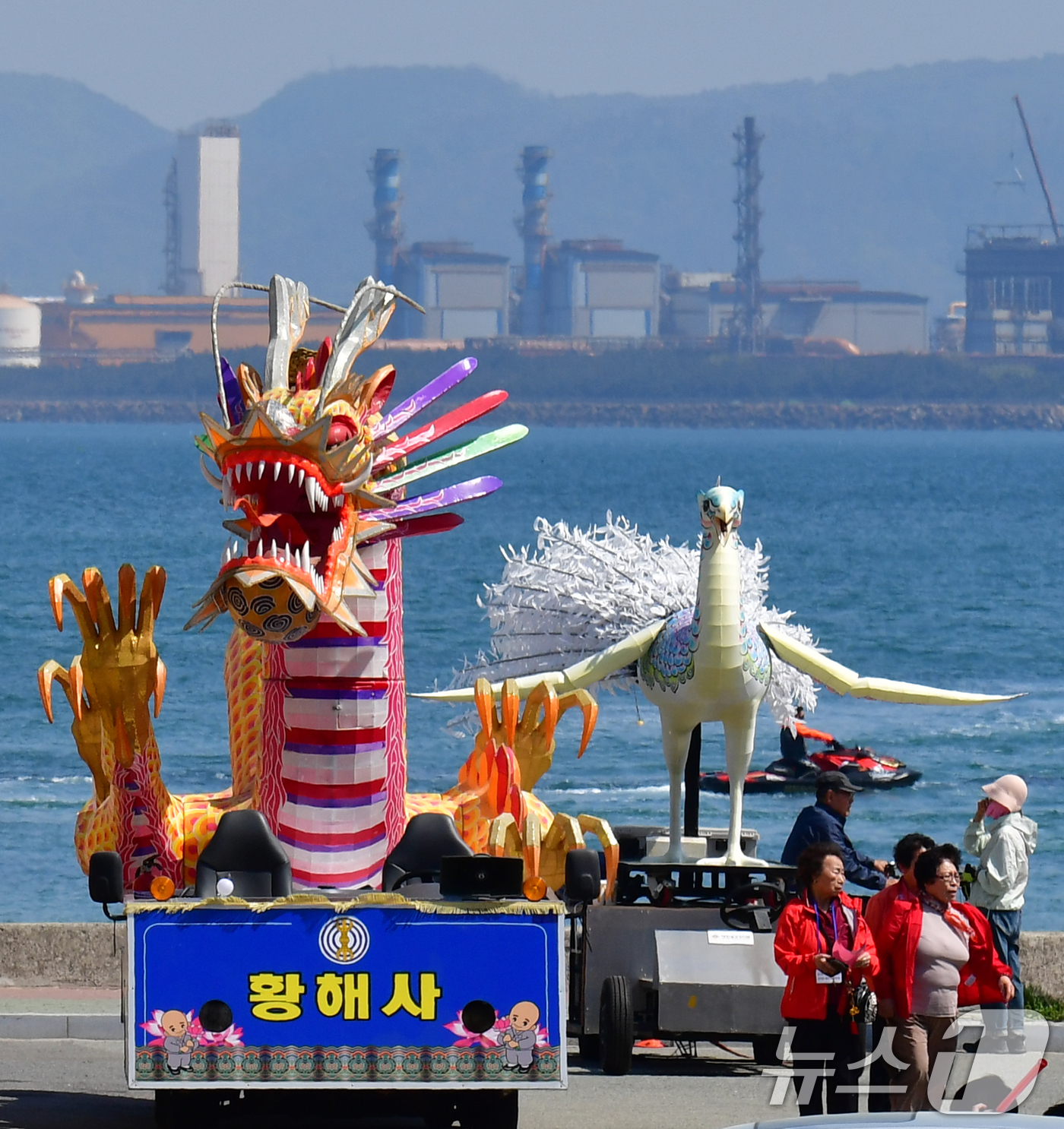(포항=뉴스1) 최창호 기자 = 26일 오후 경북 포항시 북구 영일대해수욕장에서 포항불교사암연합회 관계자들이 불기 2569년 부처님오신날을 앞두고 열리는 연등행사에 선보일 장엄등을 …