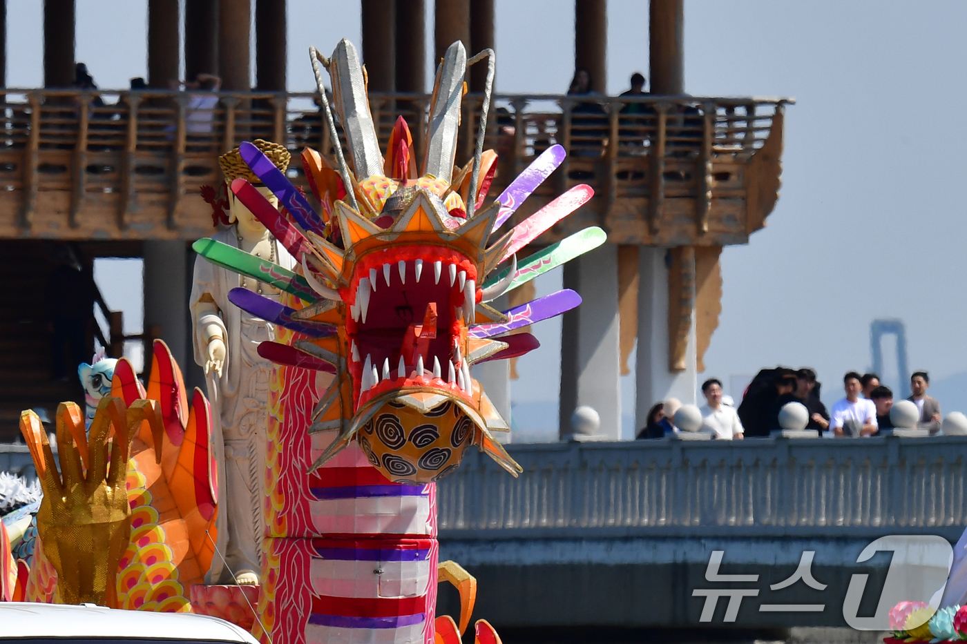 (포항=뉴스1) 최창호 기자 = 26일 오후 경북 포항시 북구 영일대해수욕장에서 포항불교사암연합회 관계자들이 불기 2569년 부처님오신날을 앞두고 열리는 연등행사에 선보일 장엄등을 …
