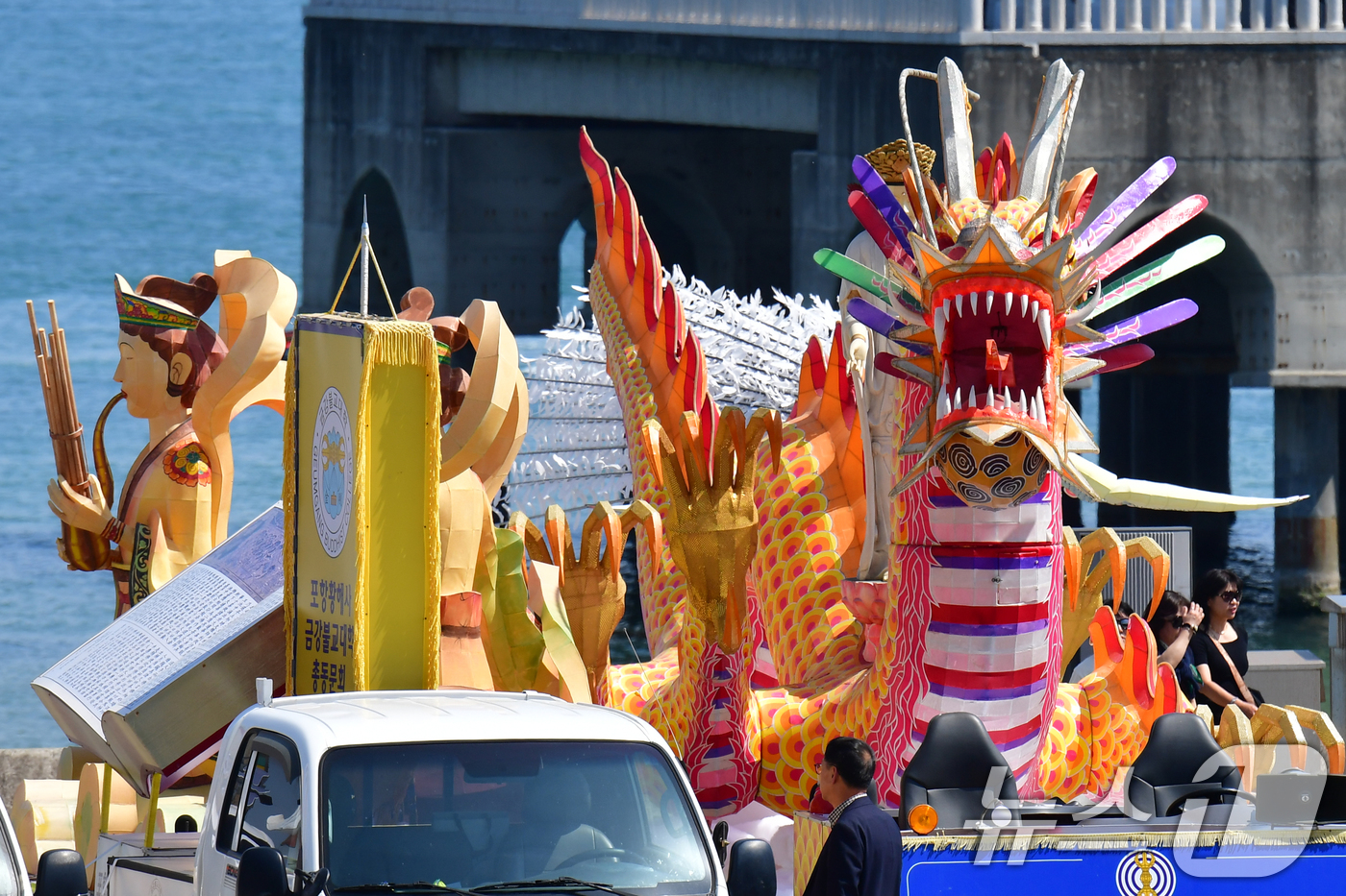 (포항=뉴스1) 최창호 기자 = 26일 오후 경북 포항시 북구 영일대해수욕장에서 포항불교사암연합회 관계자들이 불기 2569년 부처님오신날을 앞두고 열리는 연등행사에 선보일 장엄등을 …
