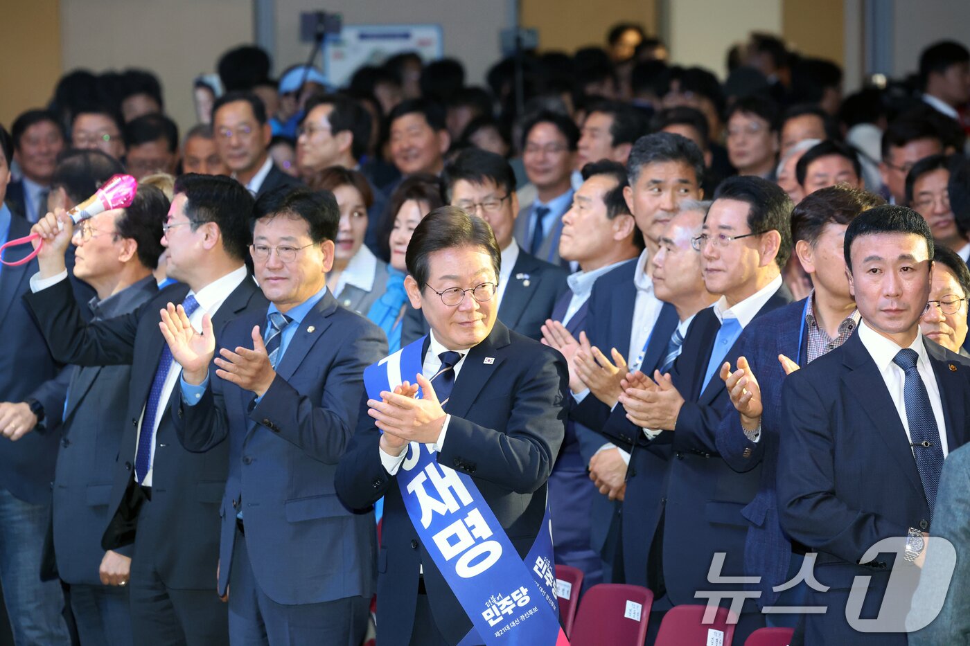 본문 이미지 - 이재명 더불어민주당 대선 경선 후보가 26일 오후 광주 서구 김대중컨벤션센터에서 열린 호남권 합동연설회에서 박수를 치고 있다. 2025.4.26/뉴스1 ⓒ News1 김태성 기자