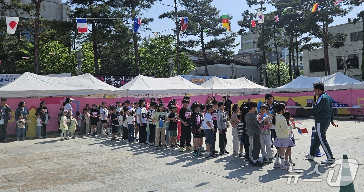 본문 이미지 - 26일 오후 2시쯤 청주시 청소년광장에서 어린이들이 '오징어-린이' 게임에 참가하고 있다./뉴스1 이재규 기자