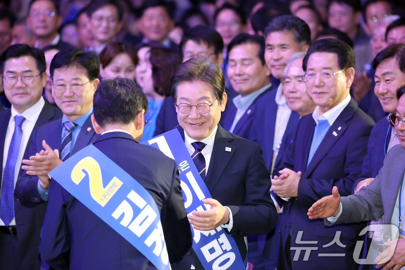 본문 이미지 - 이재명·김경수 더불어민주당 대선 경선 후보가 26일 오후 광주 서구 김대중컨벤션센터에서 열린 호남권 합동연설회에서 만나 인사하고 있다. 2025.4.26/뉴스1 ⓒ News1 김태성 기자