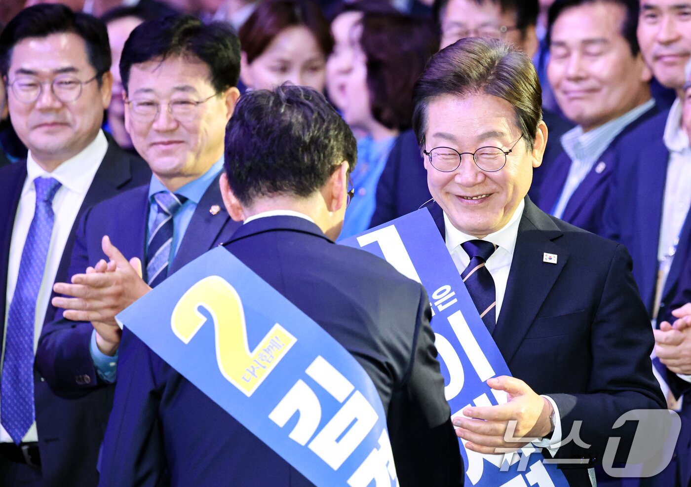 본문 이미지 - 이재명 더불어민주당 대선 경선 후보가 26일 호남권 합동연설회가 열리는 26일 광주 서구 김대중컨벤션센터에서 김경수 후보와 악수하고 있다. 2025.4.26/뉴스1 ⓒ News1 김태성 기자