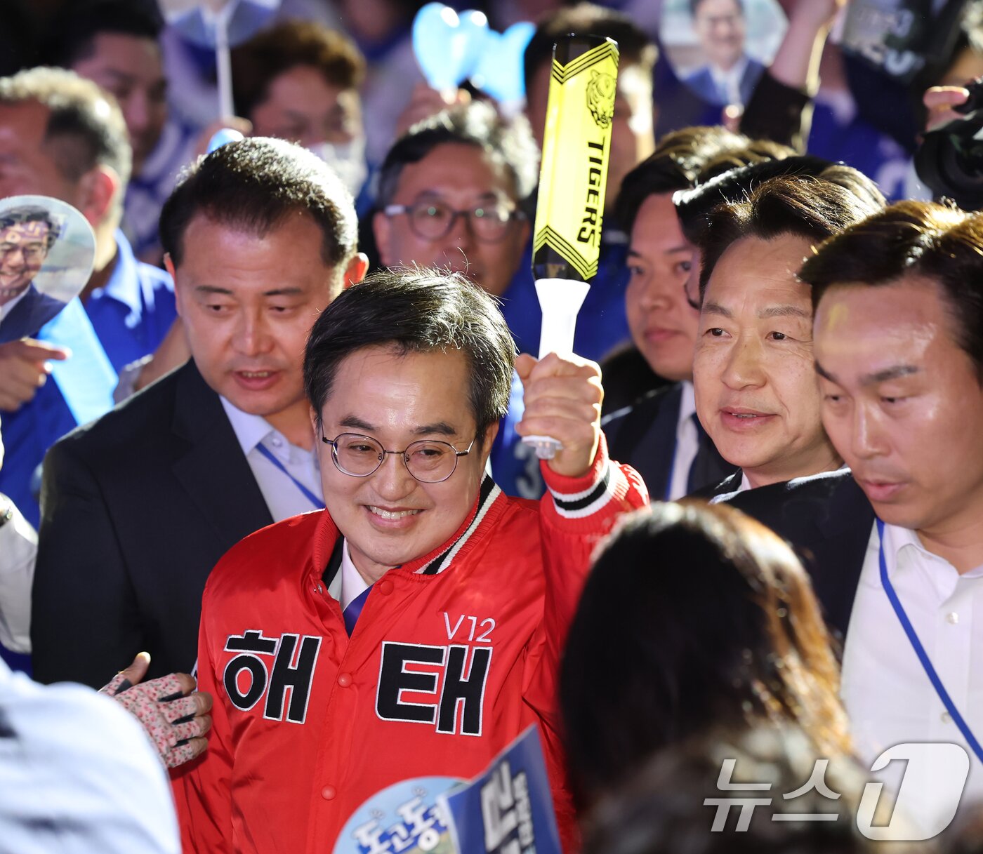 본문 이미지 - 김동연 더불어민주당 대선 경선 후보가 26일 오후 광주 서구 김대중컨벤션센터에서 열린 호남권 합동연설회에 입장하고 있다. 2025.4.26/뉴스1 ⓒ News1 김태성 기자