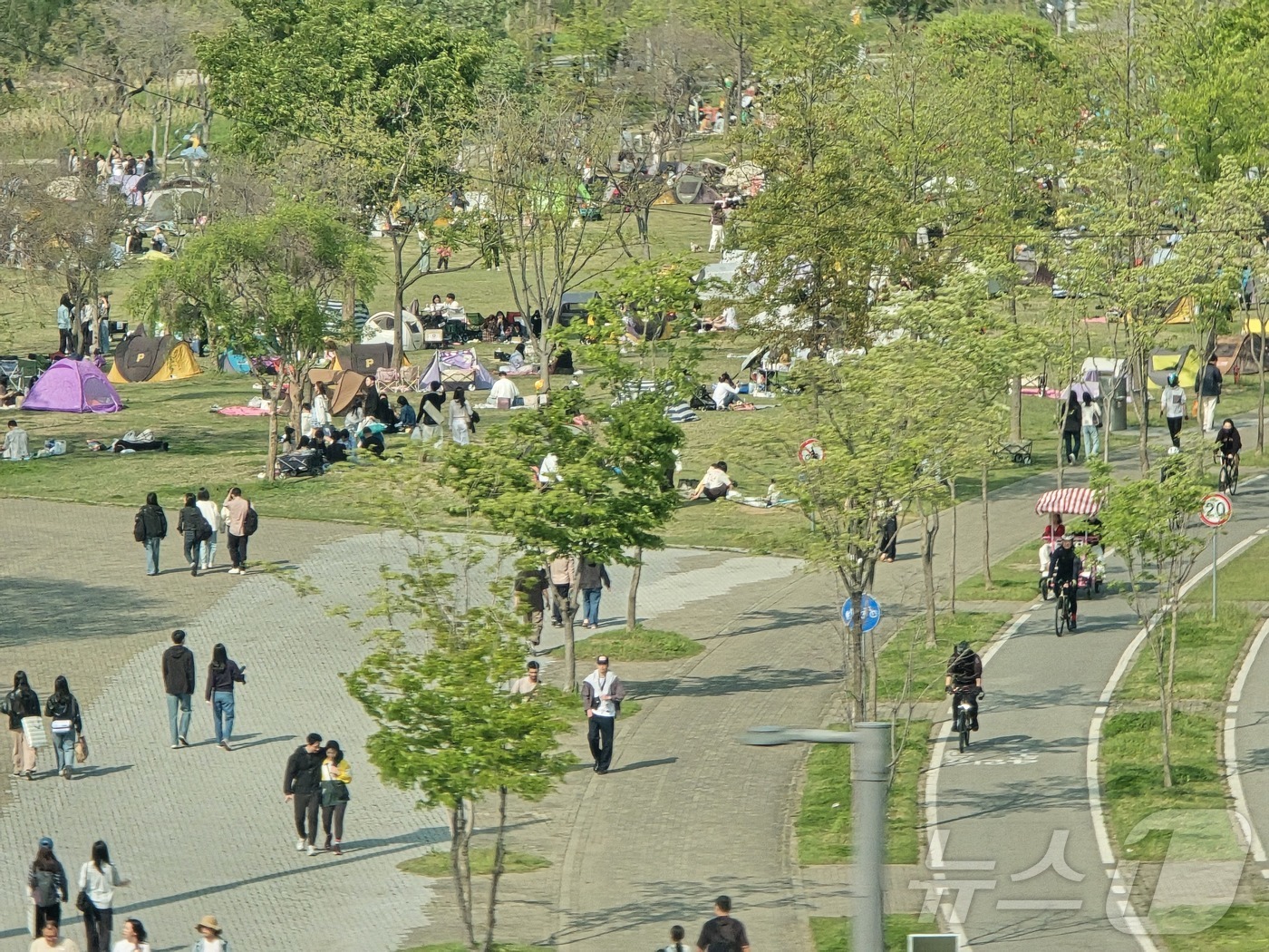 (서울=뉴스1) 황덕현 기후환경전문기자 = 26일 서울 반포한강공원에서 시민들이 봄나들이를 즐기고 있다. 2025.4.26/뉴스1
