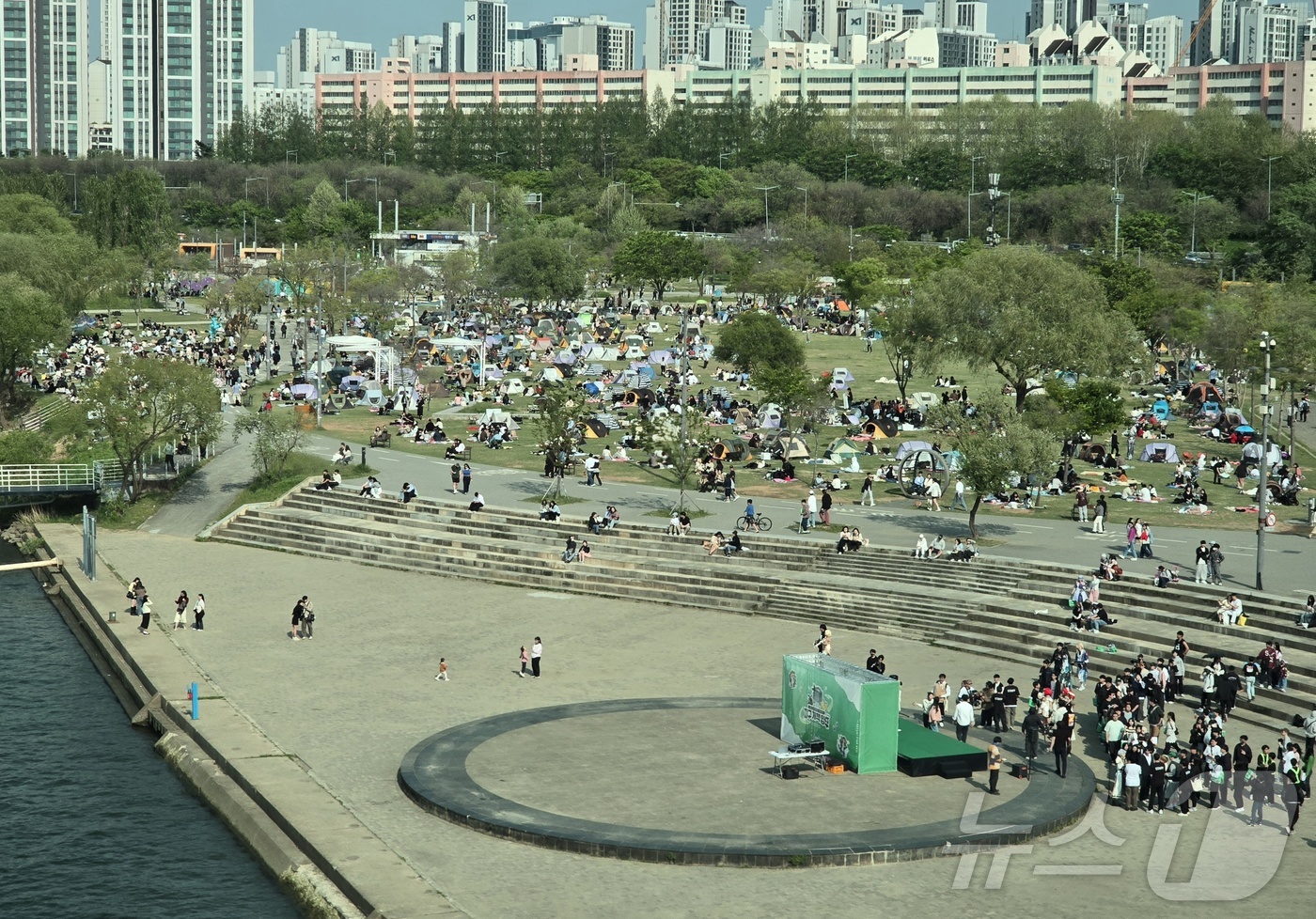 (서울=뉴스1) 황덕현 기후환경전문기자 = 26일 서울 반포한강공원에서 시민들이 봄나들이를 즐기고 있다. 2025.4.26/뉴스1