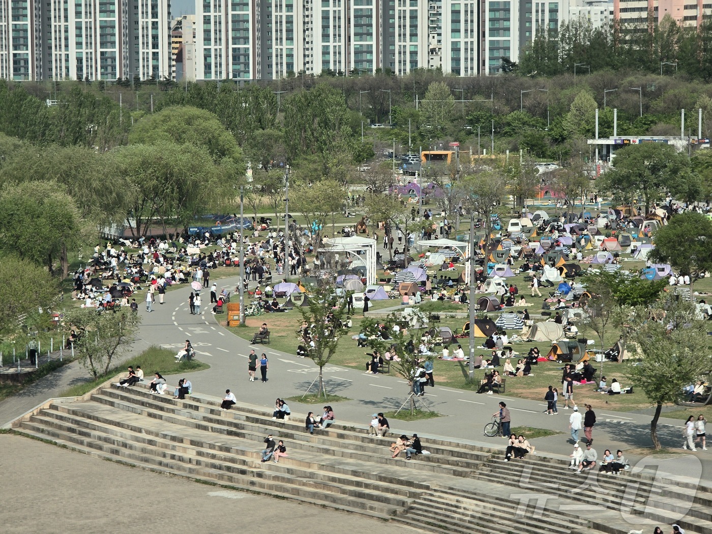 (서울=뉴스1) 황덕현 기후환경전문기자 = 26일 서울 반포한강공원에서 시민들이 봄나들이를 즐기고 있다. 2025.4.26/뉴스1