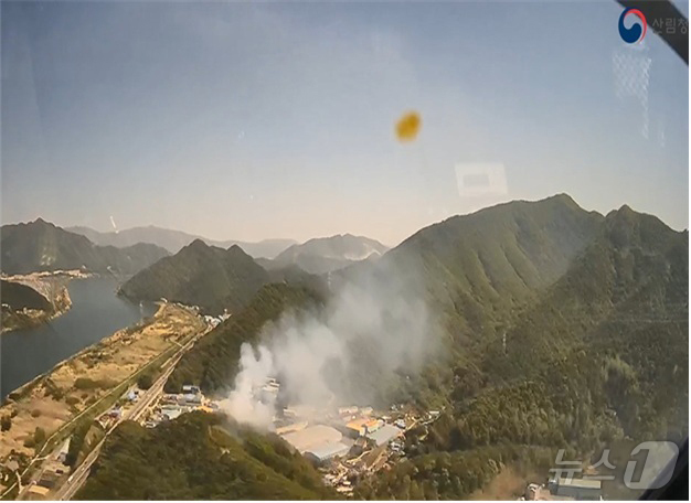 (서울=뉴스1) = 26일 오후 경남 김해시 상동면의 한 야산에서 산불이 나 연기가 나고 있다.산림당국에 따르면 진화헬기 4대와 차량 21대, 인력101명을 투입해 38분 만에 진 …