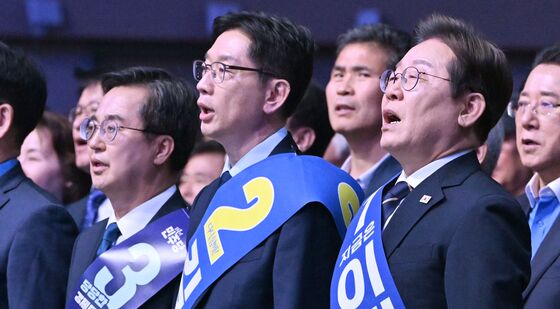 광주서 애국가 부르는 민주당 경선 후보