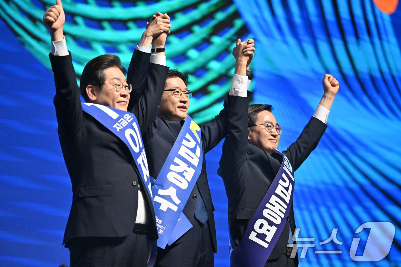 (광주=뉴스1) 김태성 기자 = 26일 오후 광주 서구 김대중컨벤션센터에서 열린 더불어민주당 21대 대통령선거 후보자 선출을 위한 호남권 합동연설회에서 이재명(왼쪽부터), 김경수, …