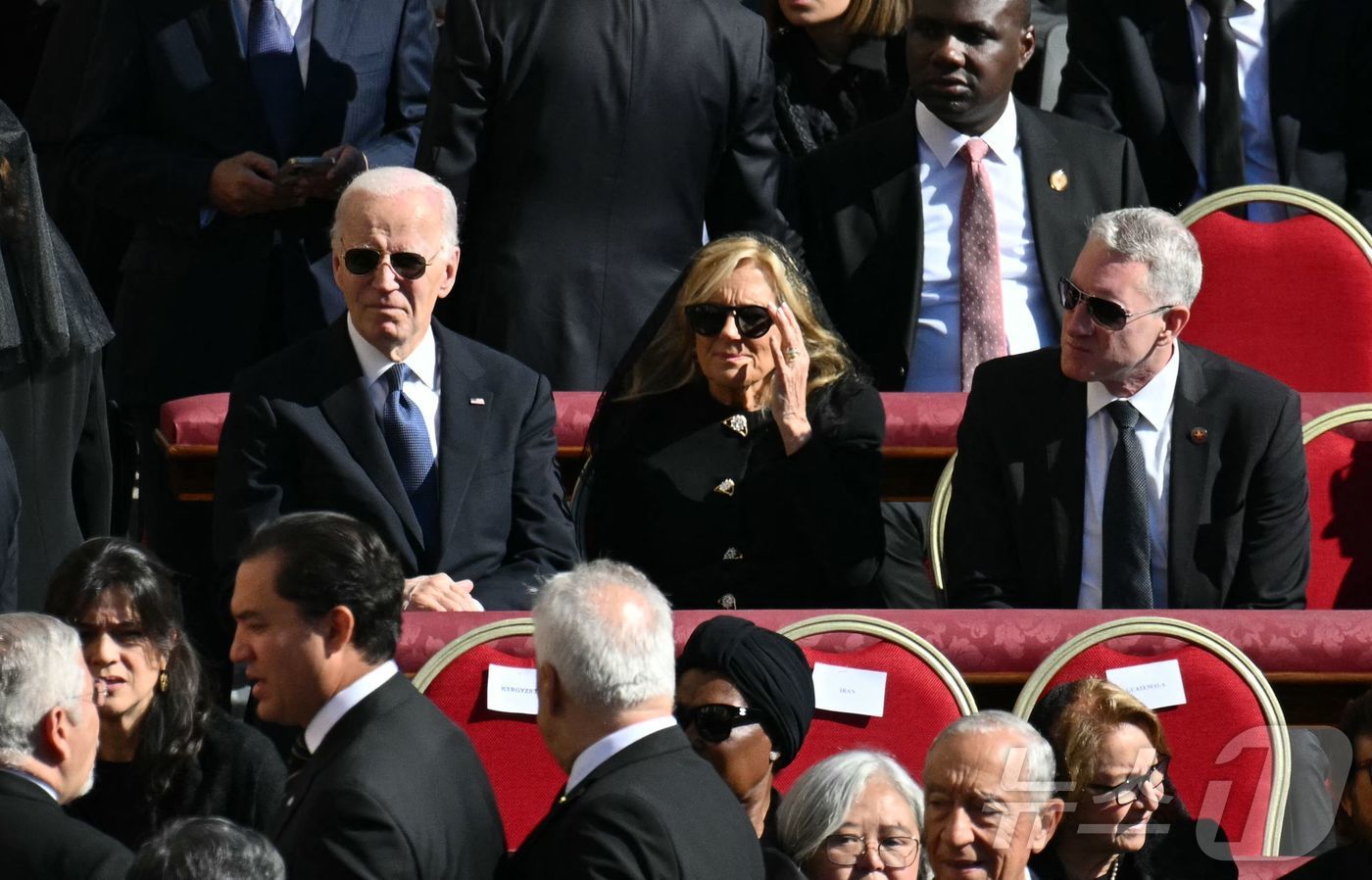 (바티칸 AFP=뉴스1) 최종일 선임기자 = 조 바이든 전 미국 대통령과 부인인 질 바이든 여사가 26일(현지시간) 바티칸 성베드로 광장에서 열리는 프란치스코 교황의 장례 미사에 …