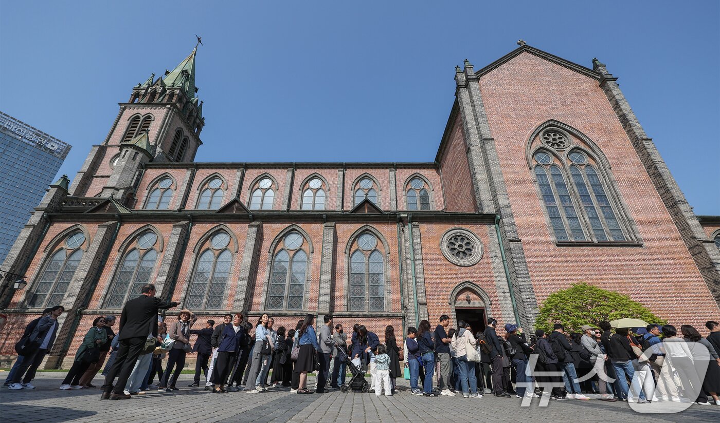 본문 이미지 - 프란치스코 교황의 장례 미사가 엄수되는 26일 오후 서울 중구 명동대성당 지하성당에 마련된 분향소 앞으로 시민들의 추모 발걸음이 이어지고 있다. 2025.4.26/뉴스1 ⓒ News1 민경석 기자