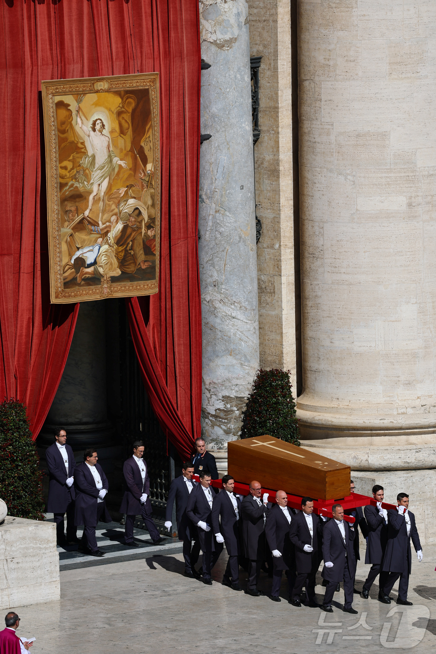 (로이터=뉴스1) = 26일(현지시간) 바티칸에서 열린 프란치스코 교황의 장례미사에서 관이 야외제단으로 운구되고 있다.ⓒ 로이터=뉴스1