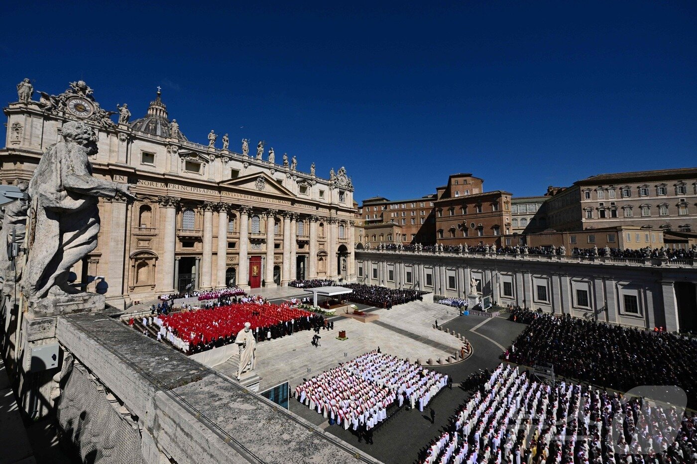 본문 이미지 - 26일&#40;현지시간&#41; 프란치스코 교황의 장례미사가 열리는 바티칸 성베드로 광장에 가톨릭 사제들과 추모객들이 가득하다. 2025.04.26 ⓒ AFP=뉴스1 ⓒ News1 최종일 선임기자