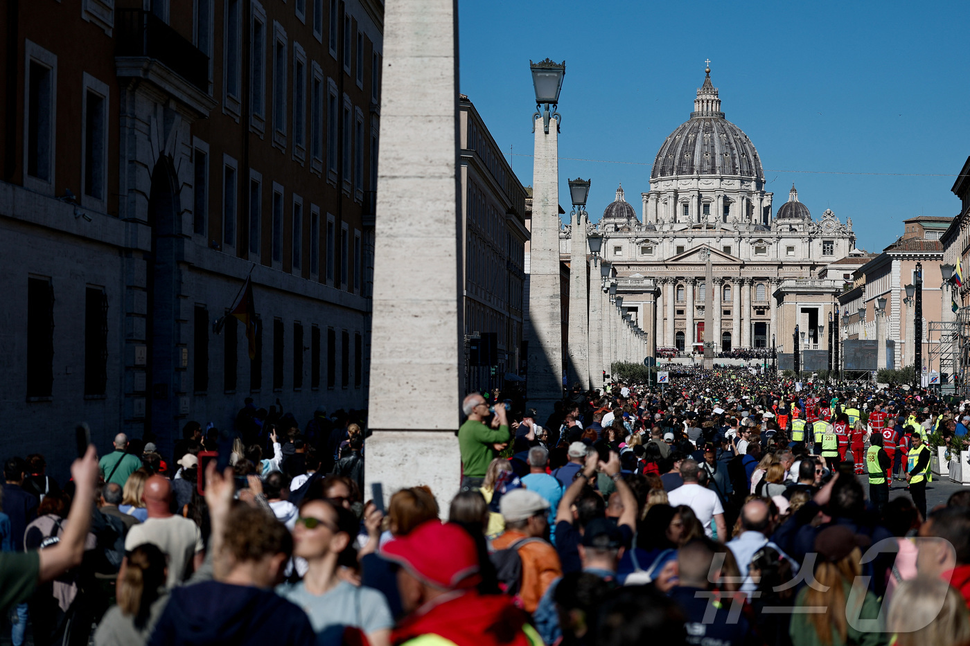 (바티칸 로이터=뉴스1) 최종일 선임기자 = 26일(현지시간) 프란치스코 교황의 장례미사가 열리는 바티칸 성베드로 광장 주변에 추모객들이 가득하다. 2025.04.26ⓒ 로이터=뉴 …