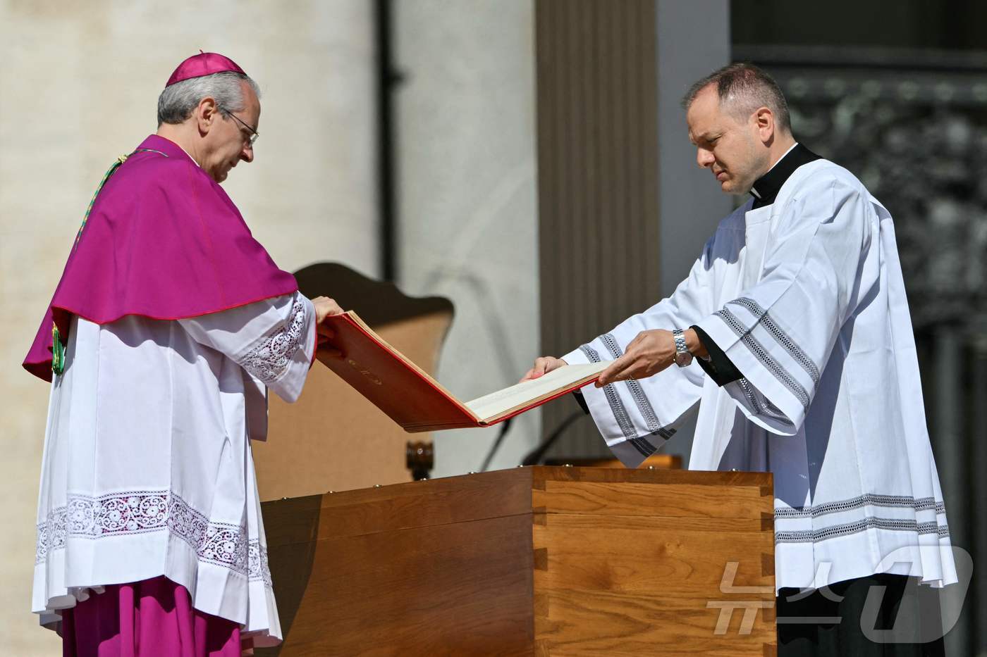 본문 이미지 - 26일 오후&#40;현지시간&#41; 바티칸 성 베드로 광장에서 엄수된 프란치스코 교황의 장례 미사에서 성직자들이 관 위에 복음서를 올려두고 있다. ⓒ AFP=뉴스1