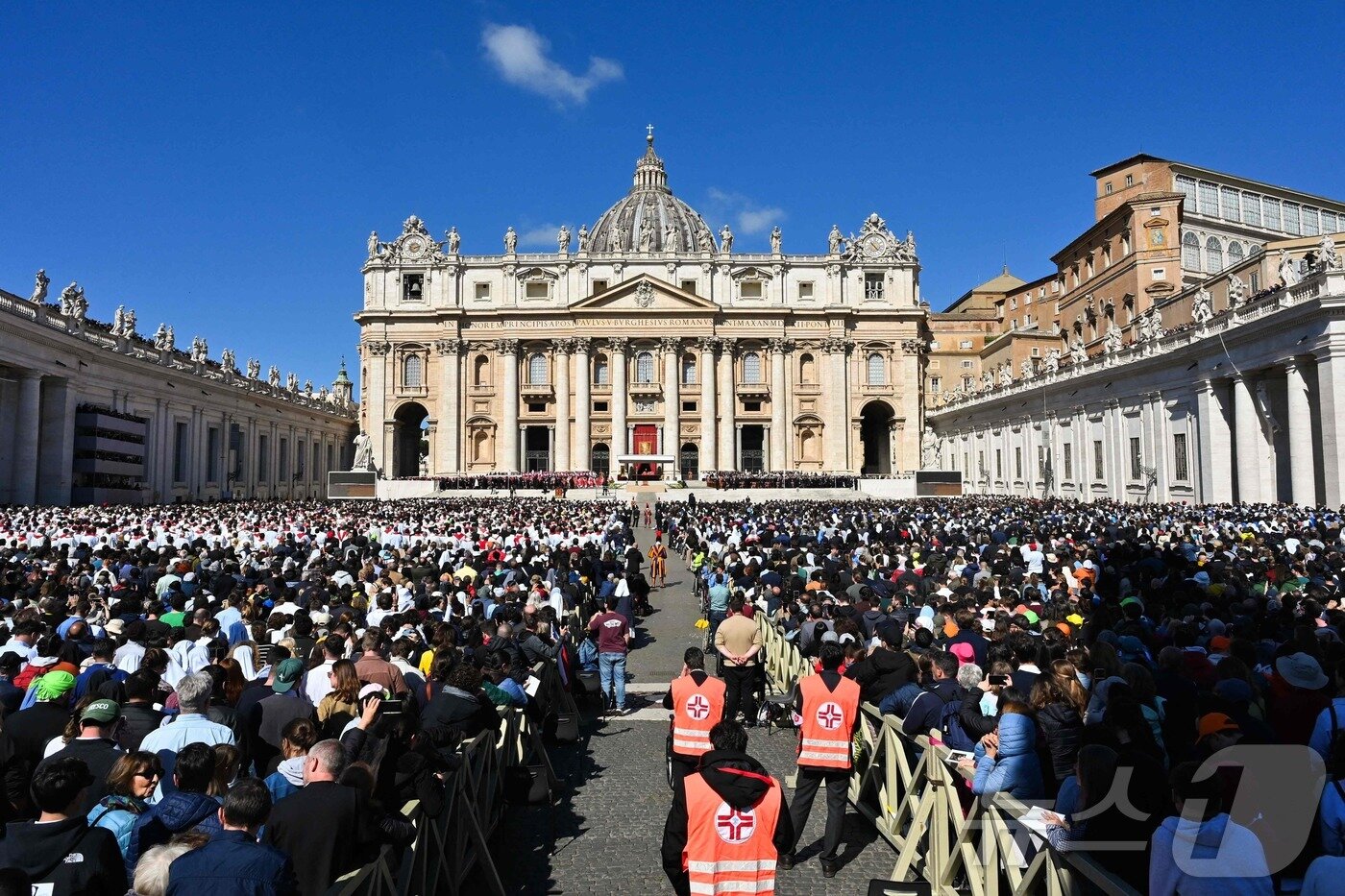 본문 이미지 - 26일&#40;현지시간&#41; 바티칸 성 베드로 광장에서 프란치스코 교황의 장례 미사가 엄수되고 있다. 2025.04.26. ⓒ AFP=뉴스1 ⓒ News1 이지예 객원기자