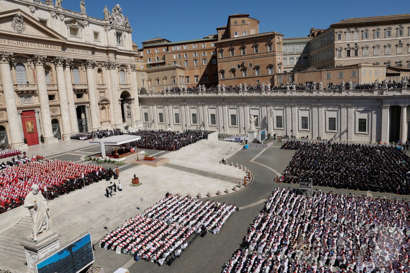 본문 이미지 - 26일&#40;현지시간&#41; 바티칸 성 베드로 광장에서 프란치스코 교황의 장례 미사가 거행되고 있다. 2025.04.26. ⓒ 로이터=뉴스1 ⓒ News1 이지예 객원기자