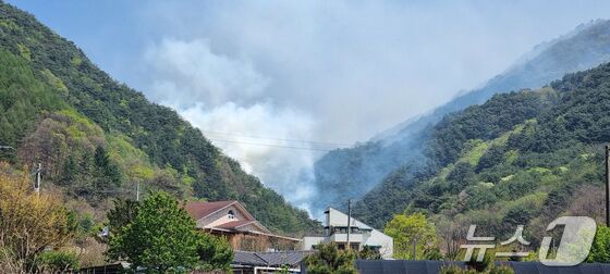 인제 산불 확산에 산림청 '산불 2단계'로 격상…진화율 40%(상보)