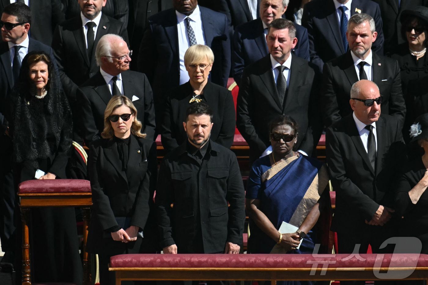 본문 이미지 - 볼로디미르 젤렌스키 우크라이나 대통령(왼쪽에서 두 번째)이 26일(현지시간) 바티칸 성 베드로 광장에서 열린 프란치스코 교황의 장례 미사에 참석했다. 2025.04.26. ⓒ AFP=뉴스1 ⓒ News1 이지예 객원기자