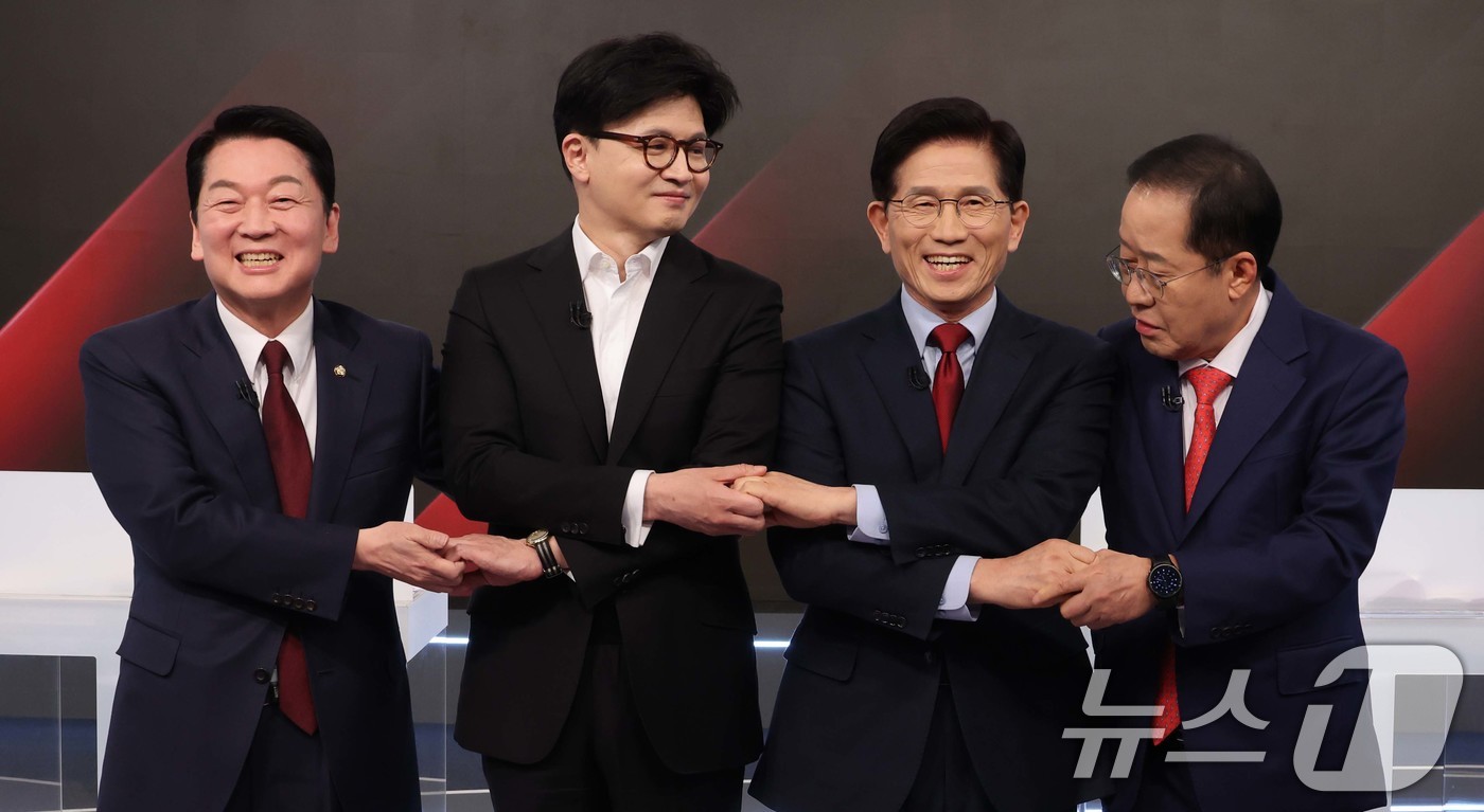 (서울=뉴스1) 국회사진취재단 = 26일 서울 중구 매경미디어센터에서 열린 국민의힘 대통령 선거 제2차 경선 후보자 토론회에서 후보들이 기념 촬영을 위해 손을 맞잡고 있다.왼쪽부터 …