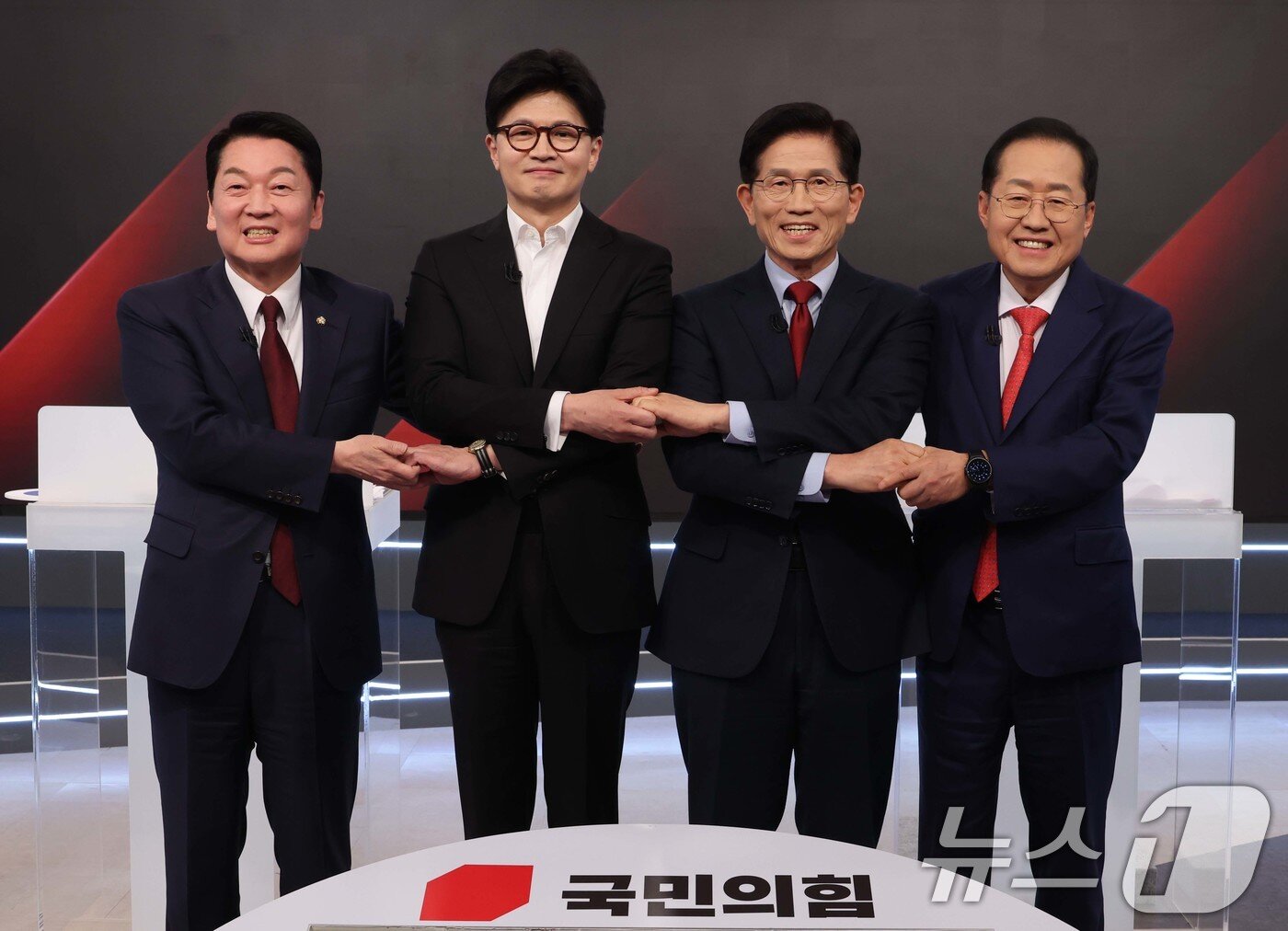 본문 이미지 - 26일 서울 중구 매경미디어센터에서 열린 국민의힘 대통령 선거 제2차 경선 후보자 토론회에서 후보들이 토론에 앞서 기념 촬영을 하고 있다. 왼쪽부터 안철수, 한동훈, 김문수, 홍준표 후보. 2025.4.26/뉴스1 ⓒ News1 국회사진취재단