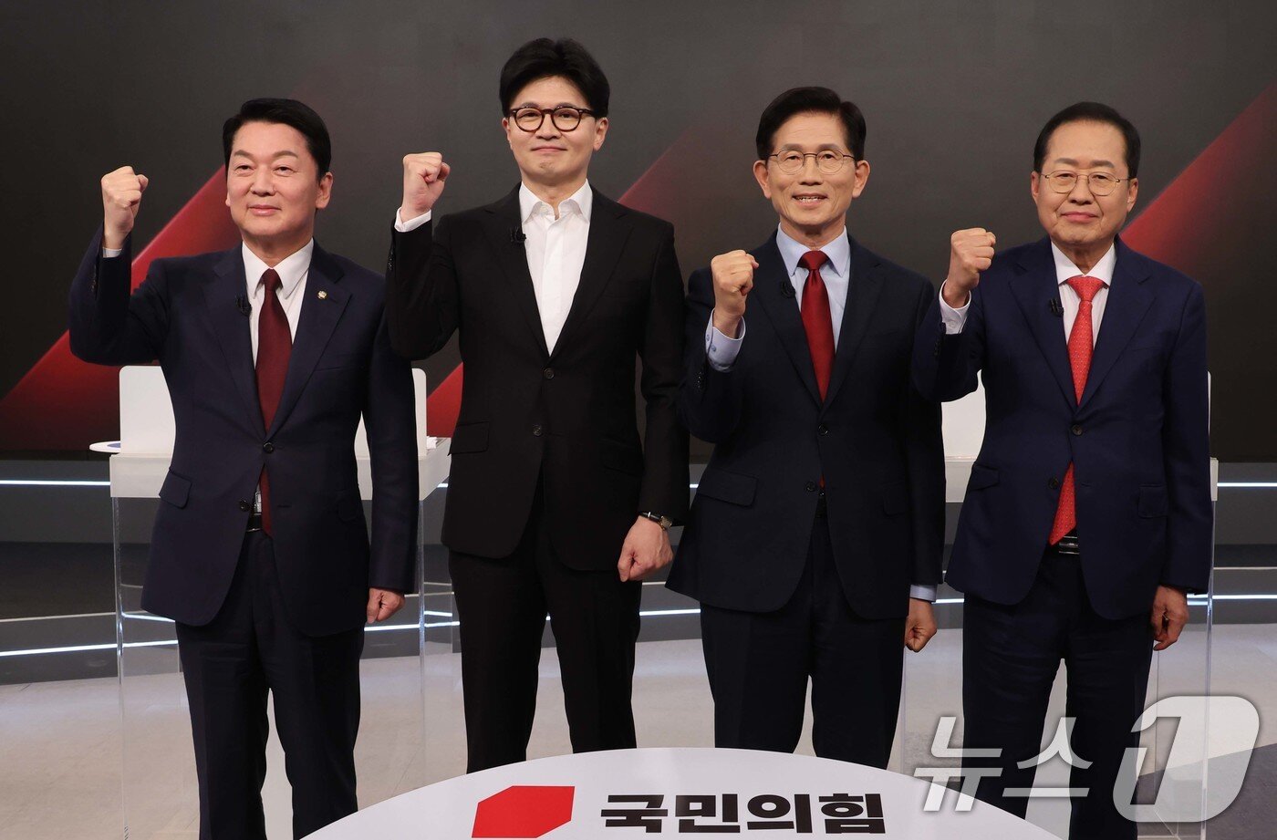 본문 이미지 - 26일 서울 중구 매경미디어센터에서 열린 국민의힘 대통령 선거 제2차 경선 후보자 토론회에서 후보들이 토론에 앞서 기념 촬영을 하고 있다. 왼쪽부터 안철수, 한동훈, 김문수, 홍준표 후보. 2025.4.26/뉴스1 ⓒ News1 국회사진취재단
