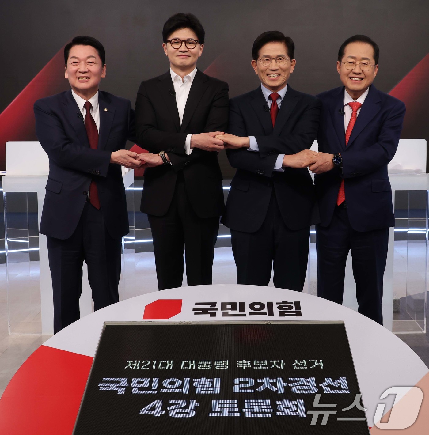 (서울=뉴스1) 국회사진취재단 = 26일 서울 중구 매경미디어센터에서 열린 국민의힘 대통령 선거 제2차 경선 후보자 토론회에서 후보들이 토론에 앞서 기념 촬영을 하고 있다.왼쪽부터 …