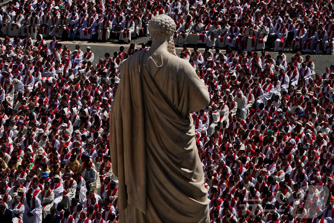 본문 이미지 - 26일 오후&#40;현지시간&#41; 바티칸 성 베드로 광장에서 프란치스코 교황의 장례 미사가 엄수되고 있다. ⓒ 로이터=뉴스1