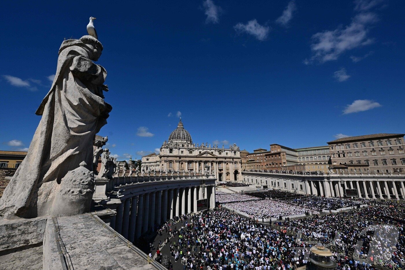 본문 이미지 - 26일 오후&#40;현지시간&#41; 바티칸 성 베드로 광장에서 프란치스코 교황의 장례 미사가 엄수되고 있다. ⓒ AFP=뉴스1