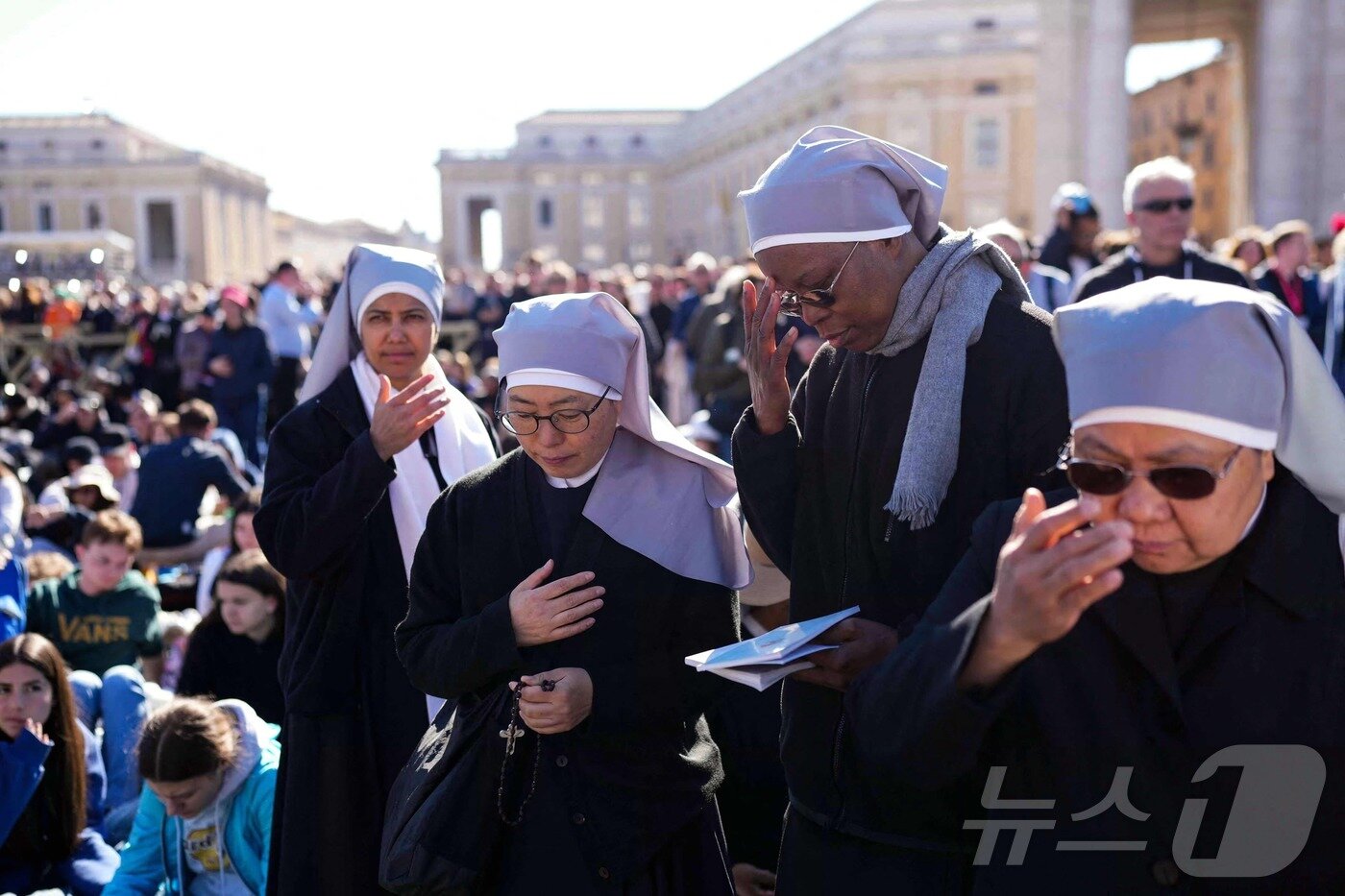 본문 이미지 - 26일 오후&#40;현지시간&#41; 바티칸 성 베드로 광장에서 열린 프란치스코 교황의 장례 미사에 참석한 수녀들이 기도를 드리고 있다. ⓒ AFP=뉴스1