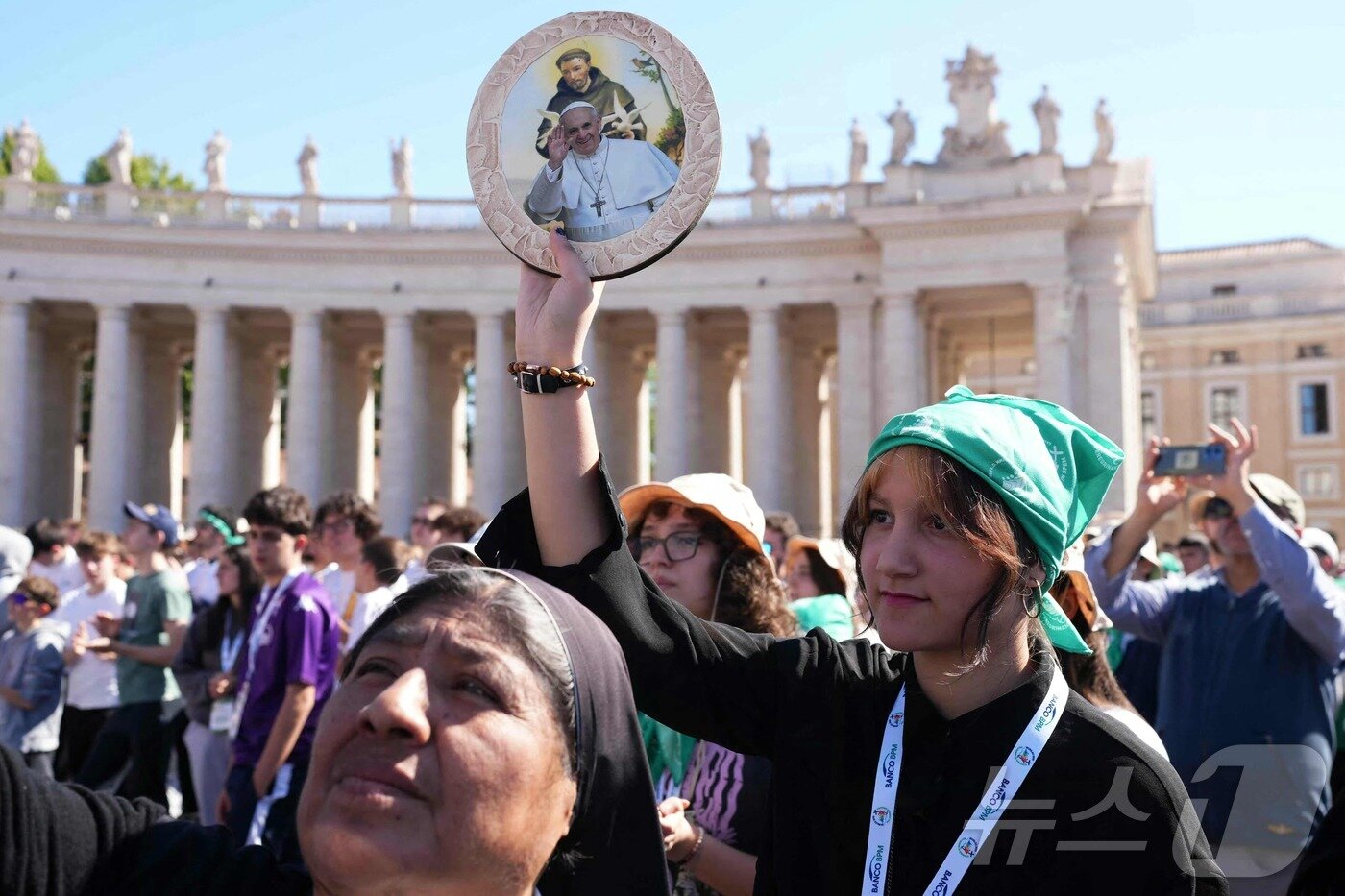 본문 이미지 - 26일 오후&#40;현지시간&#41; 바티칸 성 베드로 광장에서 프란치스코 교황의 장례 미사가 엄수되고 있다. ⓒ AFP=뉴스1