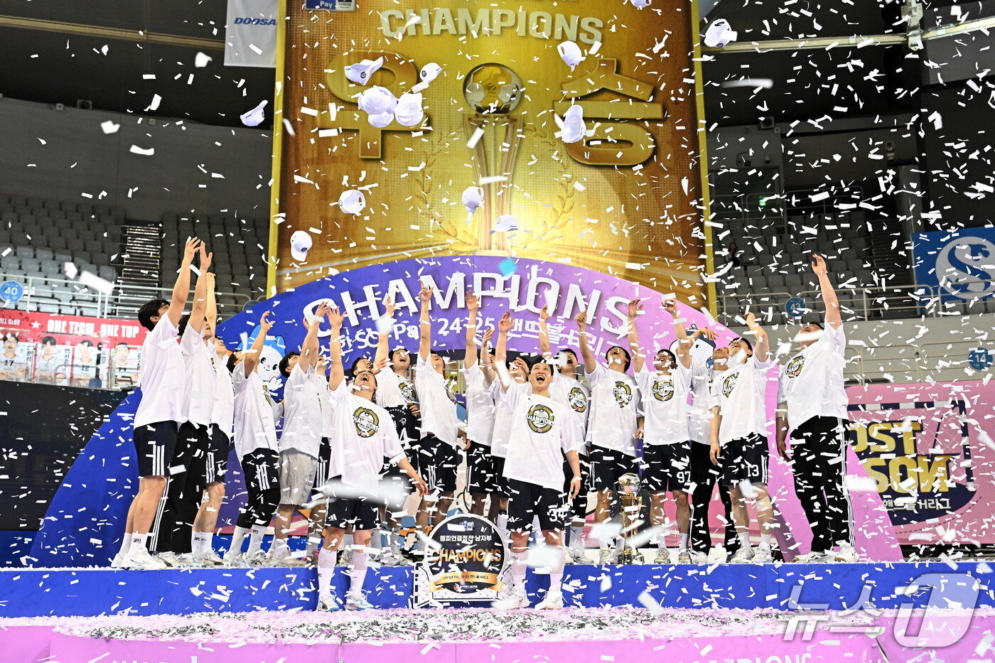 본문 이미지 - 핸드볼 H리그에서 우승한 두산 선수들(H리그 제공) 