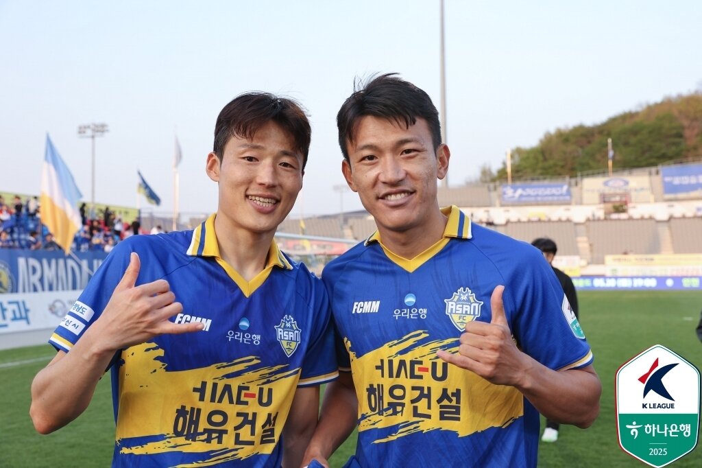 본문 이미지 - 충남아산의 손준호&#40;왼쪽&#41;와 한교원&#40;한국프로축구연맹 제공&#41; 