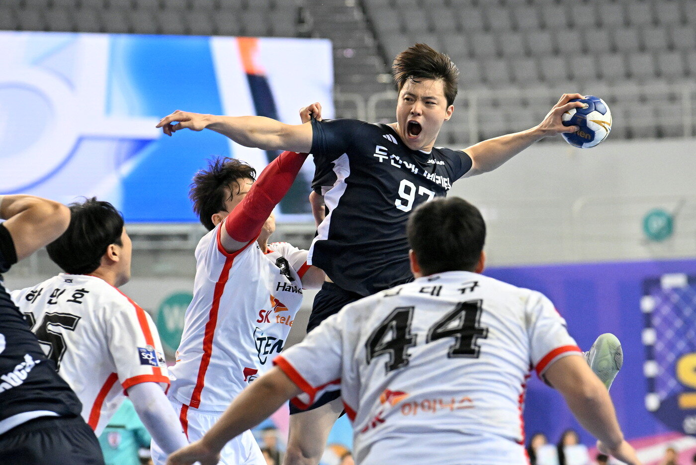 본문 이미지 - 두산이 SK를 꺾고 H리그 통합 우승을 차지했다.(H리그 제공) 