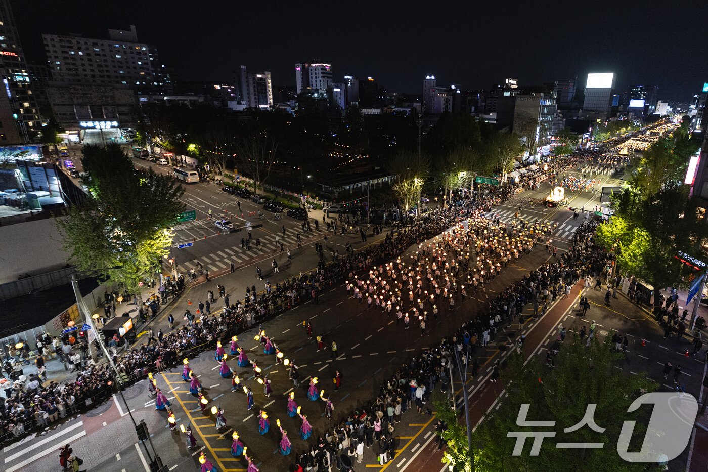 본문 이미지 - 부처님 오신날을 일주일 여 앞둔 26일 서울 종로구 종로3가 일대에서 2025 연등행렬이 지나고 있다. 2025.4.26/뉴스1 ⓒ News1 이승배 기자