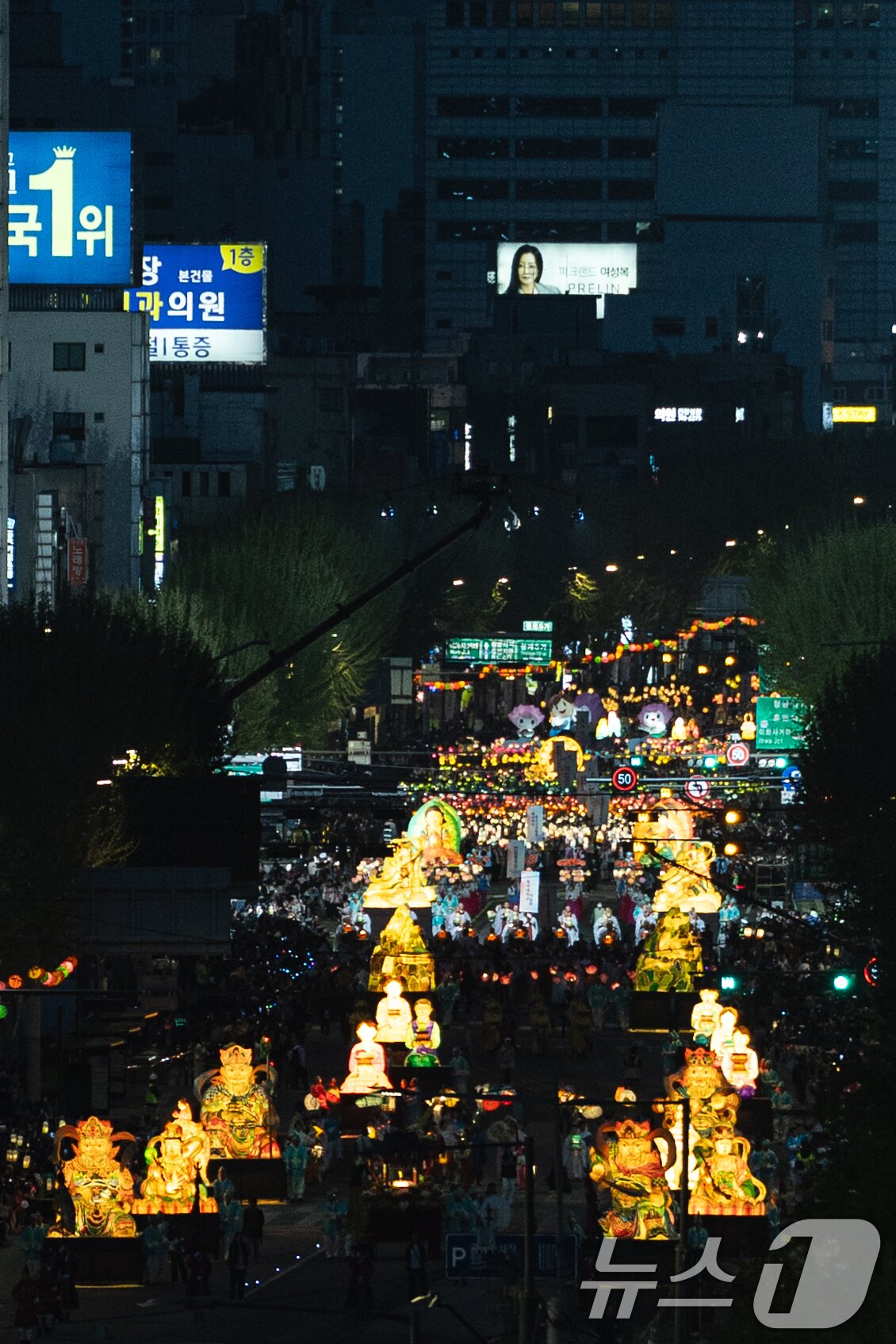 본문 이미지 - 부처님 오신날을 일주일 여 앞둔 26일 서울 종로구 종로3가 일대에서 2025 연등행렬이 지나고 있다. 2025.4.26/뉴스1 ⓒ News1 이승배 기자