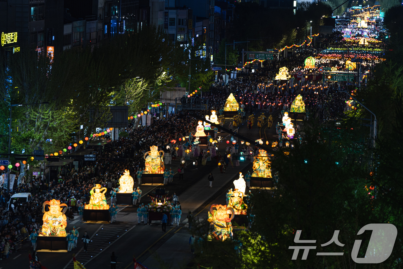 (서울=뉴스1) 이승배 기자 = 부처님 오신날을 일주일 여 앞둔 26일 서울 종로구 종로3가 일대에서 2025 연등행렬이 지나고 있다. 2025.4.26/뉴스1