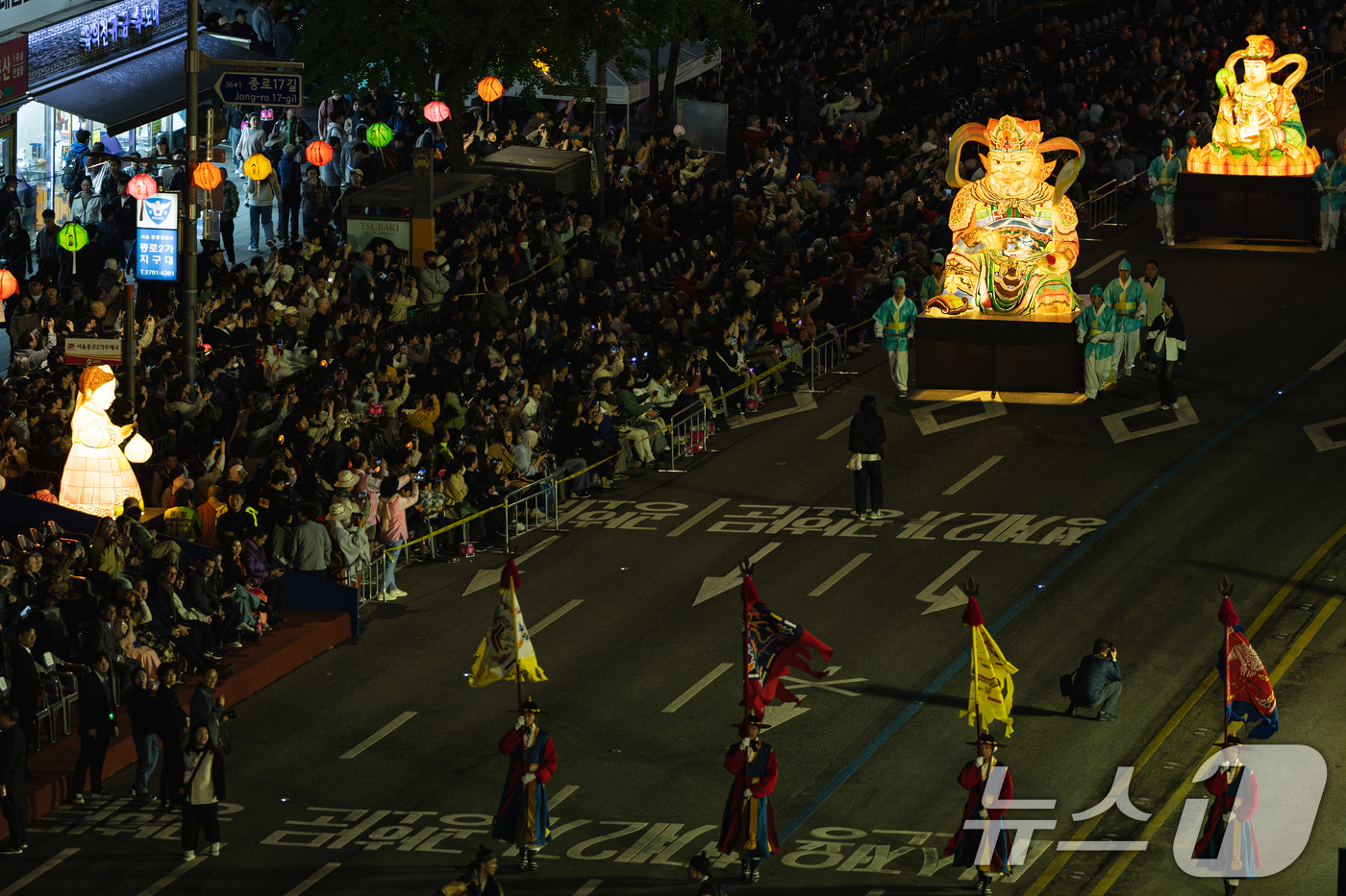 (서울=뉴스1) 이승배 기자 = 부처님 오신날을 일주일 여 앞둔 26일 서울 종로구 종로3가 일대에서 2025 연등행렬이 지나고 있다. 2025.4.26/뉴스1