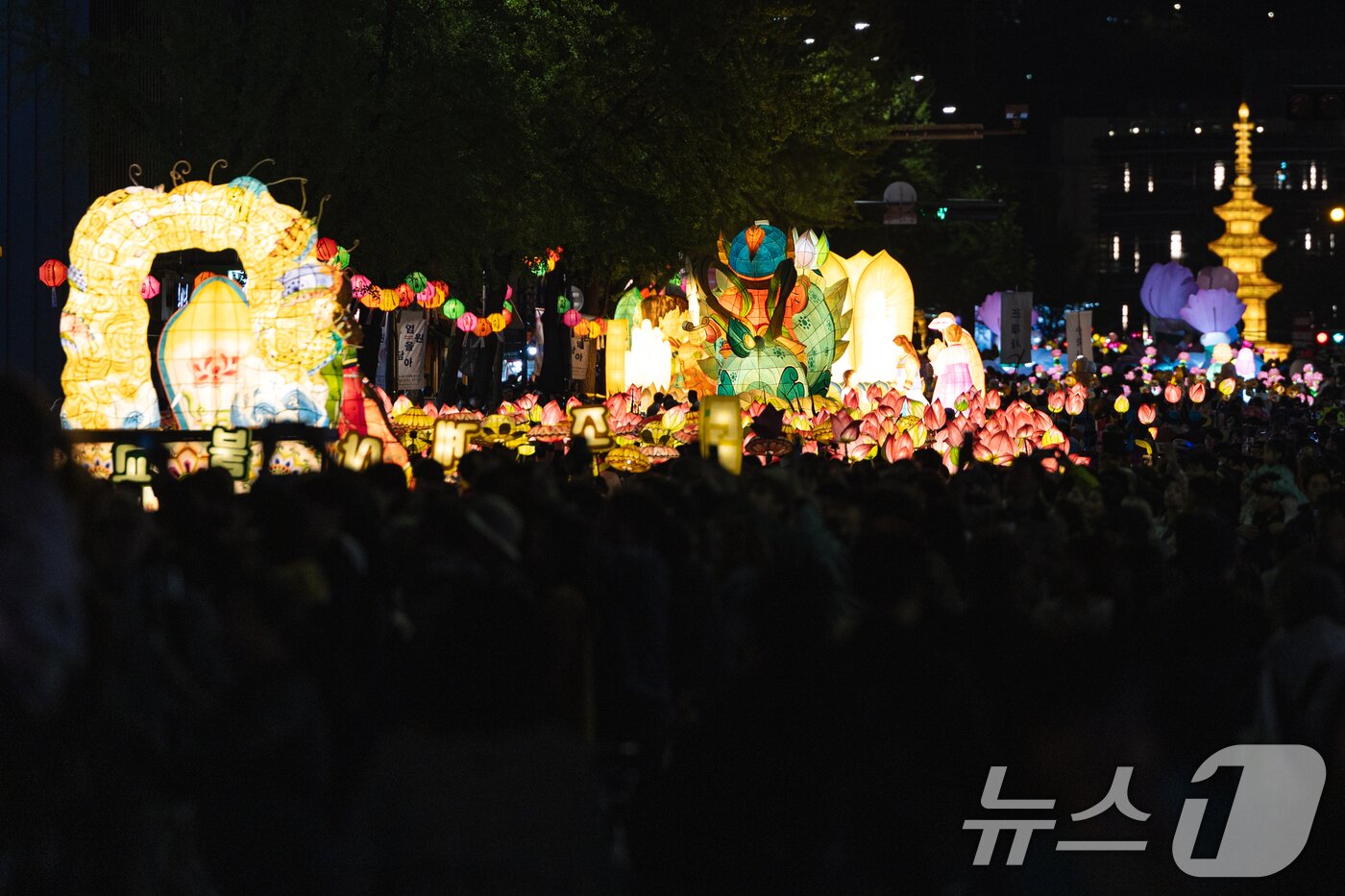 본문 이미지 - 부처님 오신날을 일주일 여 앞둔 26일 서울 종로구 종각역 일대를 연등행렬이 지나고 있다. 2025.4.26/뉴스1 ⓒ News1 이승배 기자